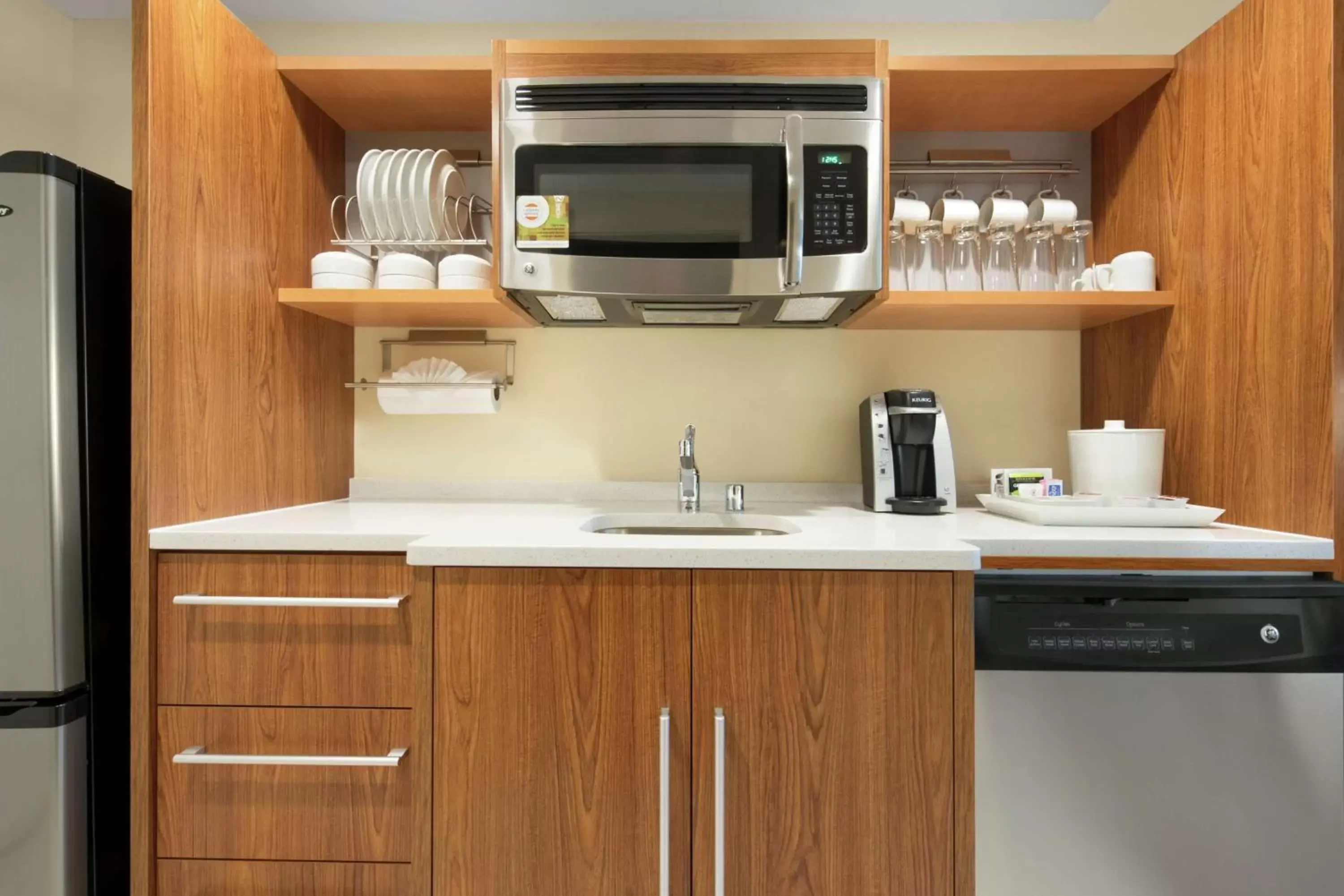Kitchen or kitchenette, Kitchen/Kitchenette in Home2 Suites by Hilton Milwaukee Airport