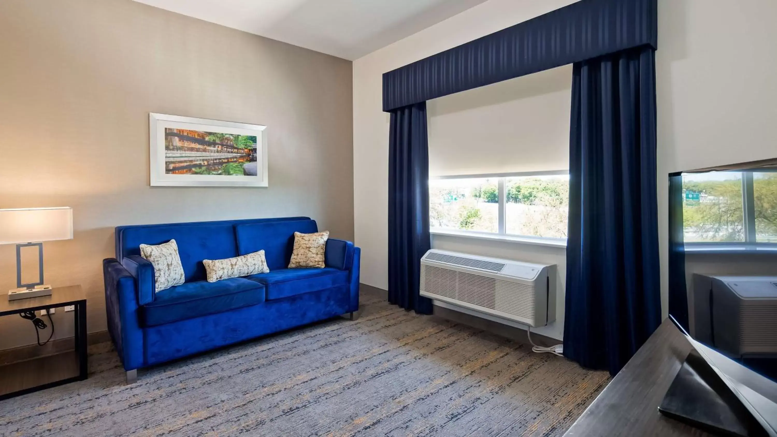 Photo of the whole room, Bed in Best Western Plus Roland Inn & Suites Photo of the whole room, Bed in Best Western Plus Roland Inn & Suites