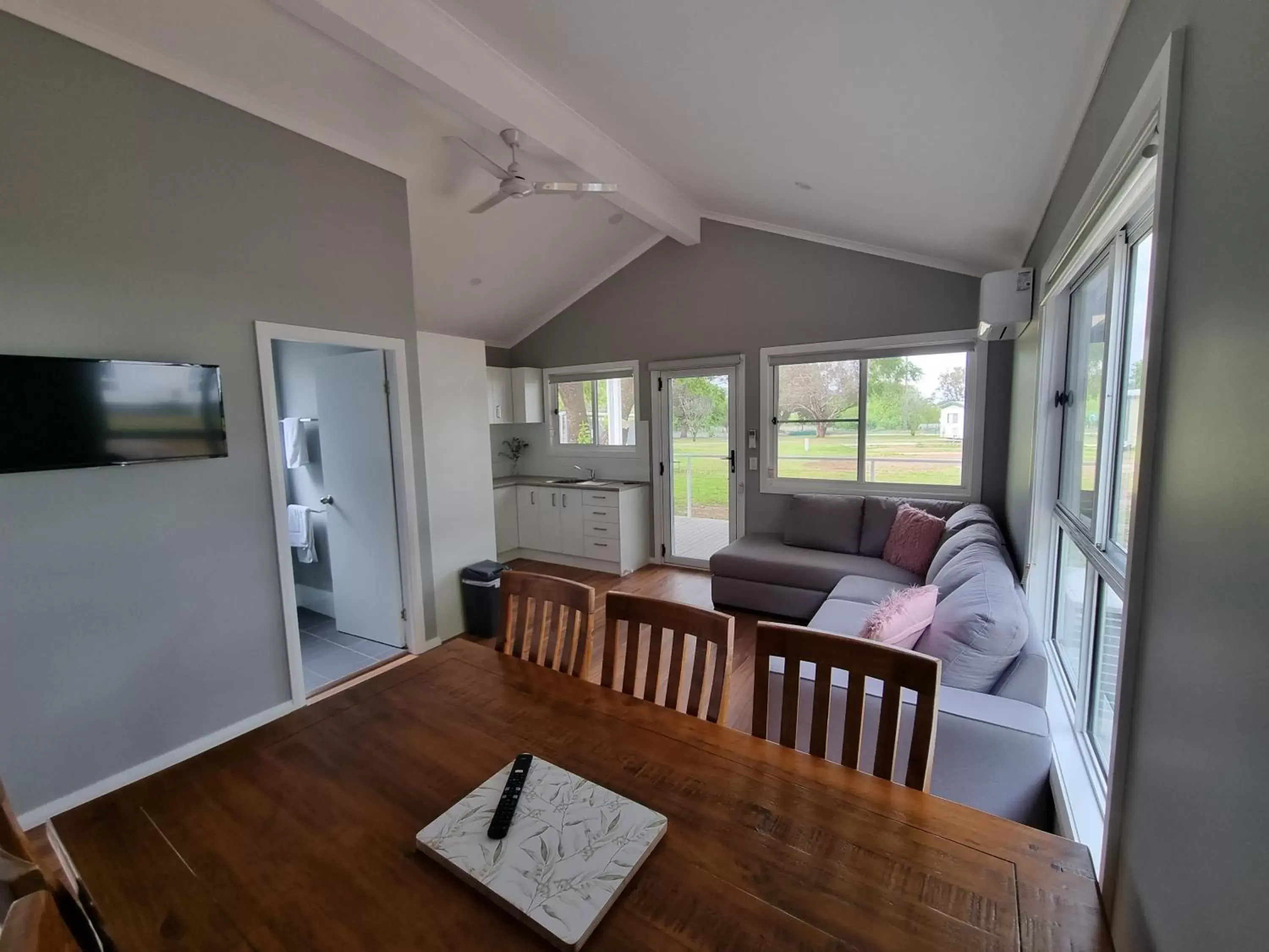 Living room, Dining Area in Gulgong Tourist Park