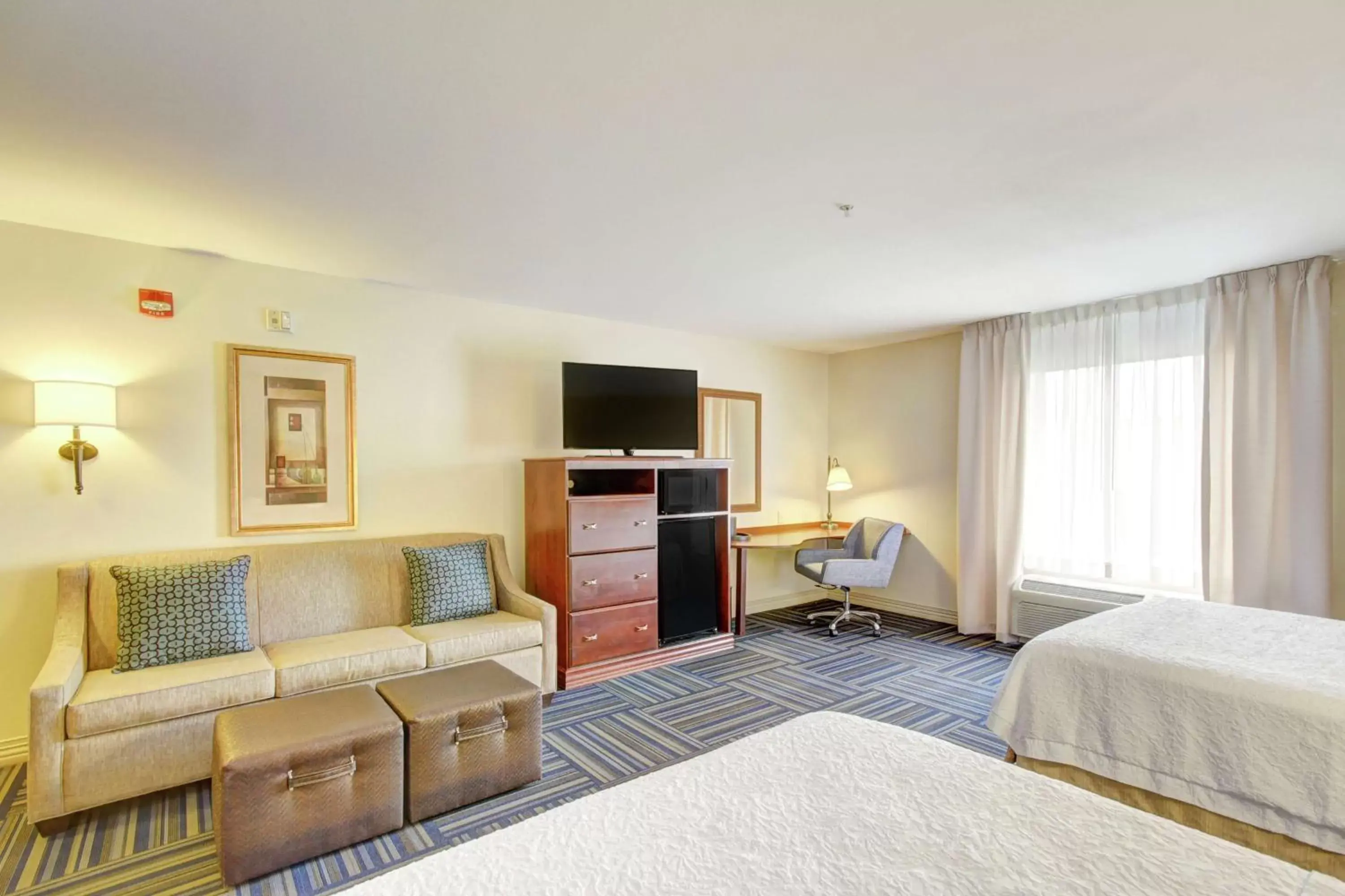 Bedroom, Seating Area in Hampton Inn and Suites Alexandria