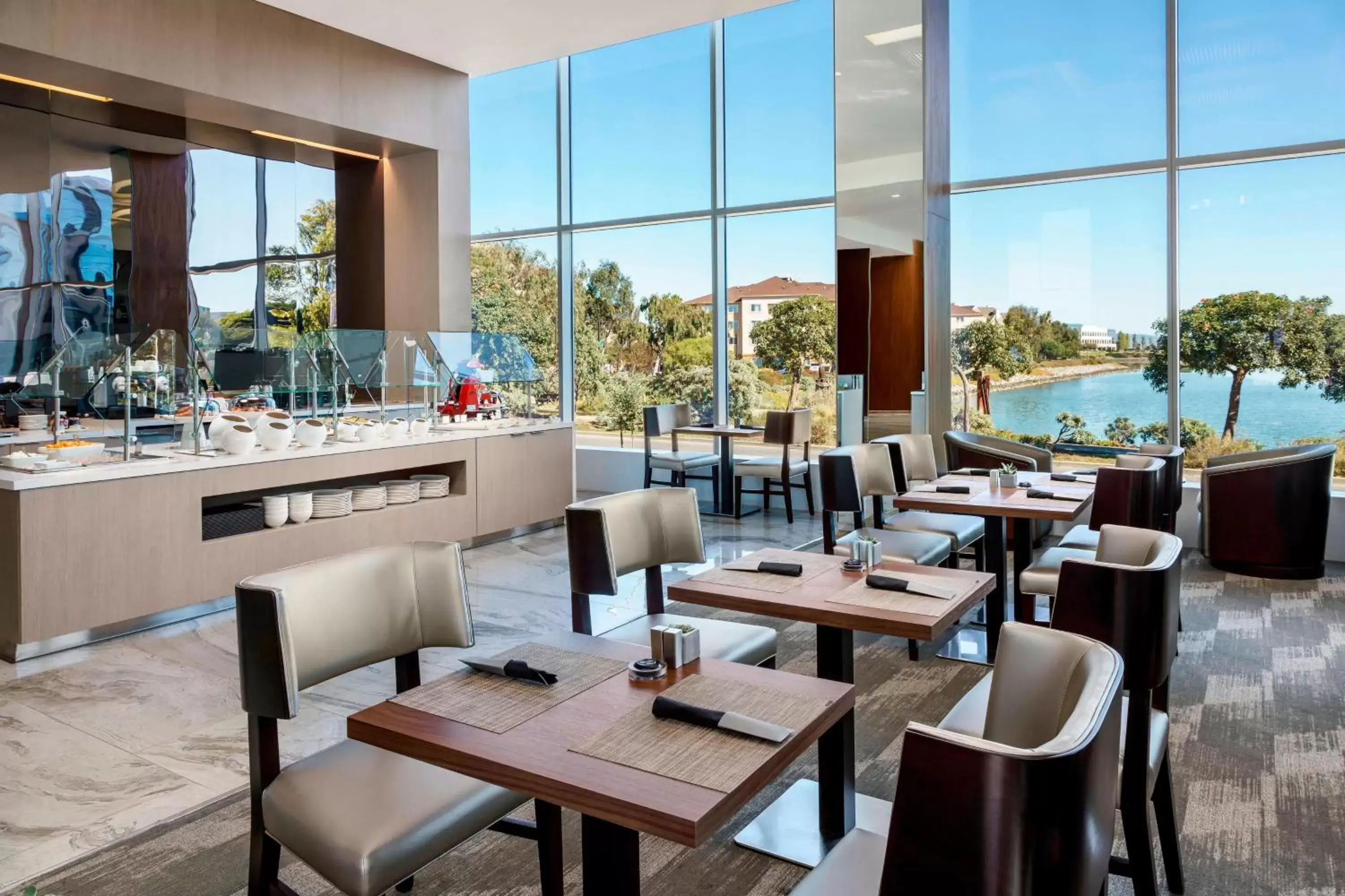 Kitchen or kitchenette, Restaurant/Places to Eat in AC Hotel by Marriott San Francisco Airport/Oyster Point Waterfront