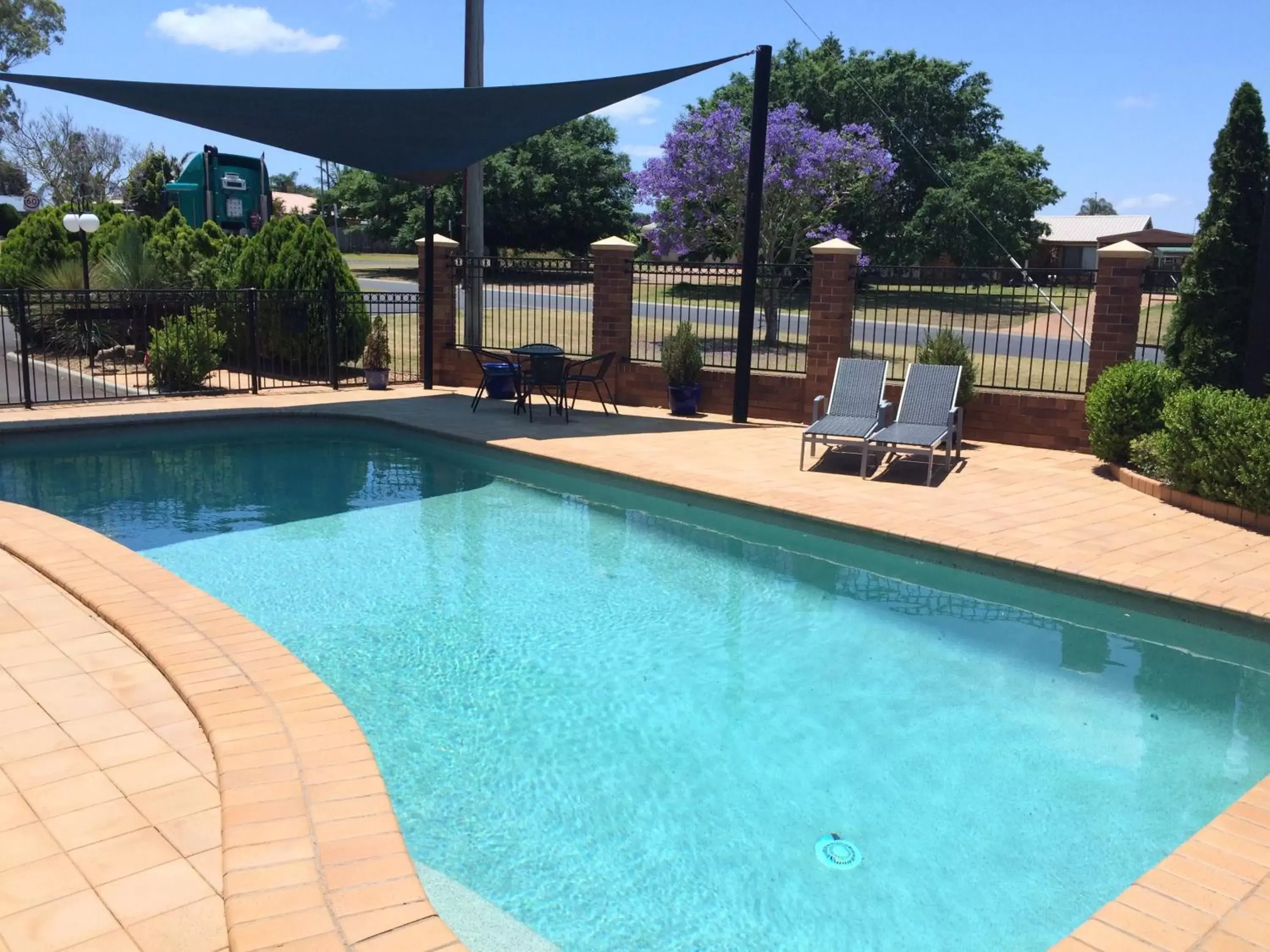 Swimming Pool in Cotswold Motor Inn