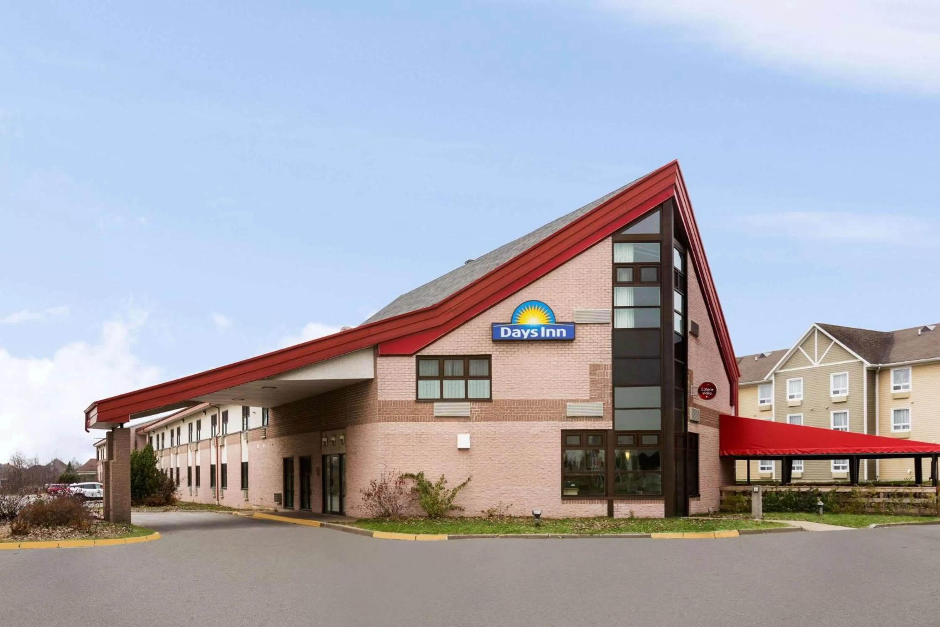 Property building in Days Inn by Wyndham Trois-Rivieres