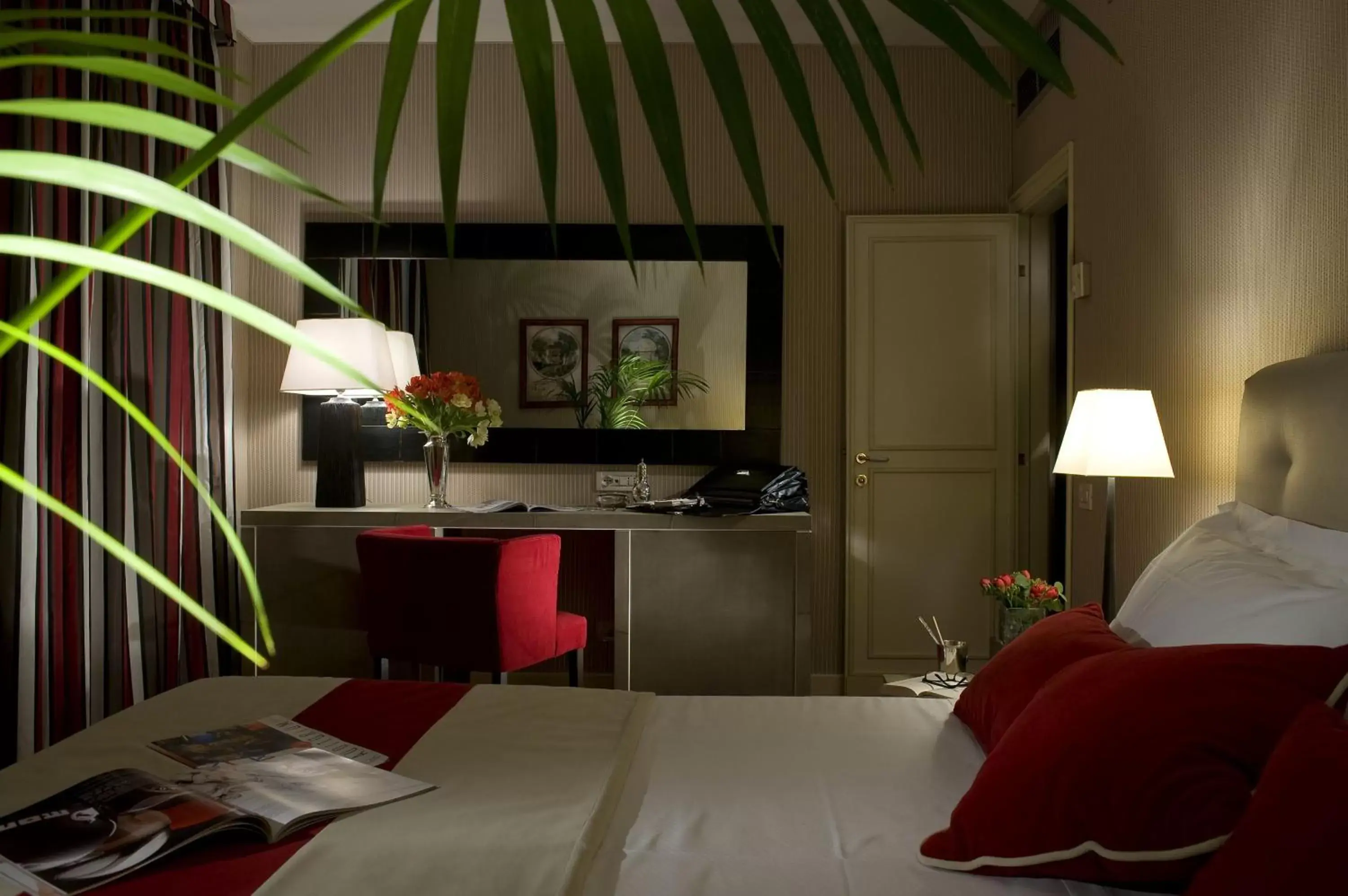 Communal lounge/ TV room, Bed in Hotel dei Borgognoni