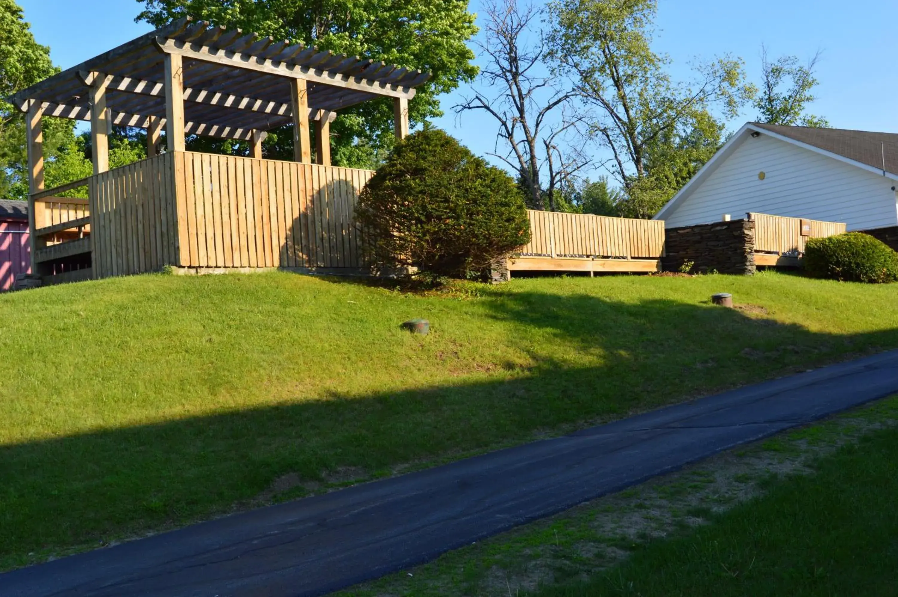 Swimming pool, Garden in Hollow Inn and Motel