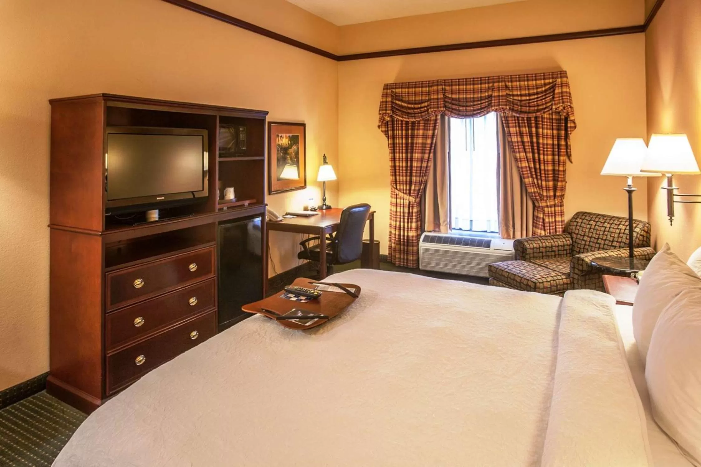 Bed in Hampton Inn & Suites Stillwater