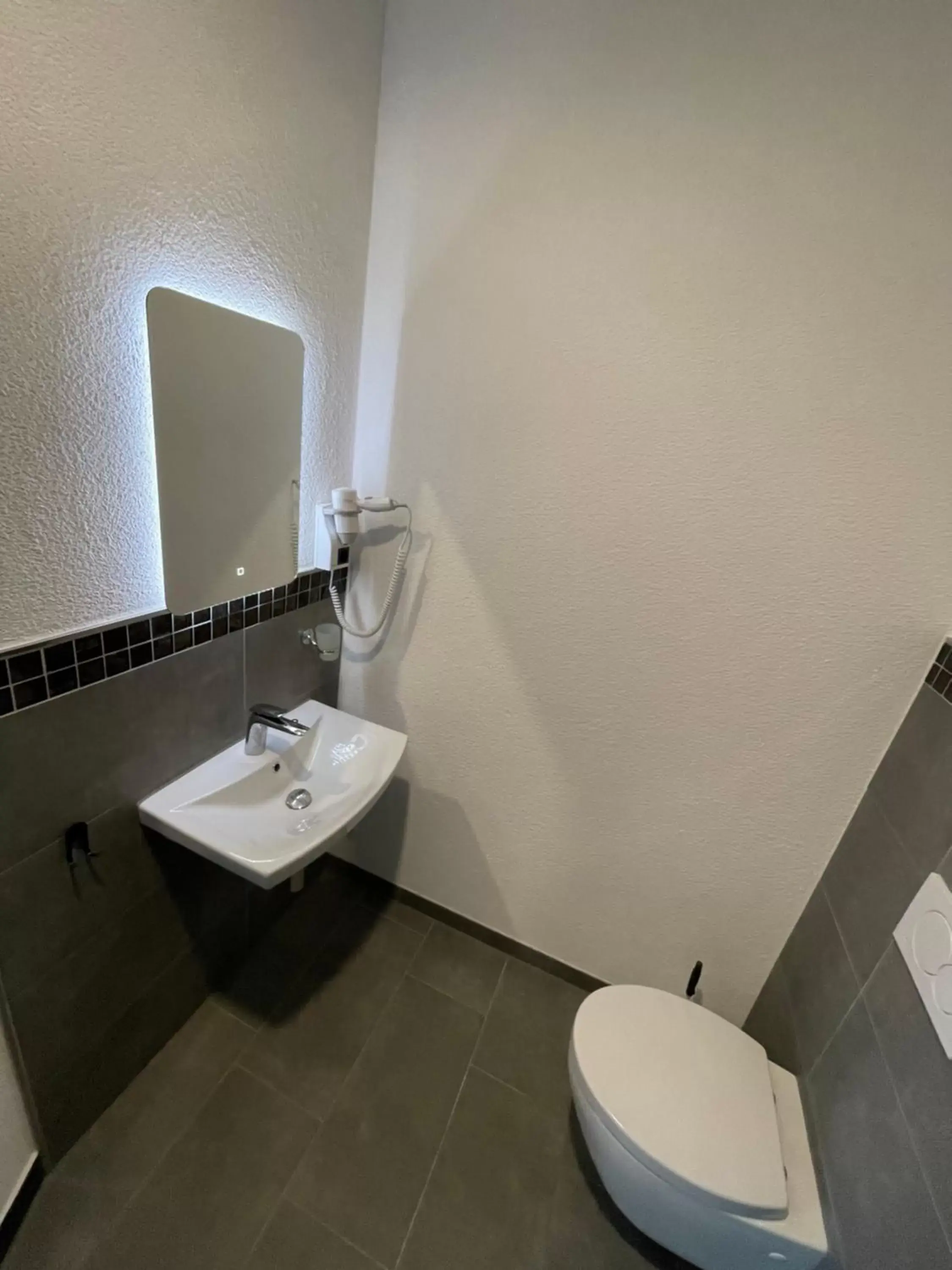 Toilet in Yebs Hotel Toilet in Yebs Hotel