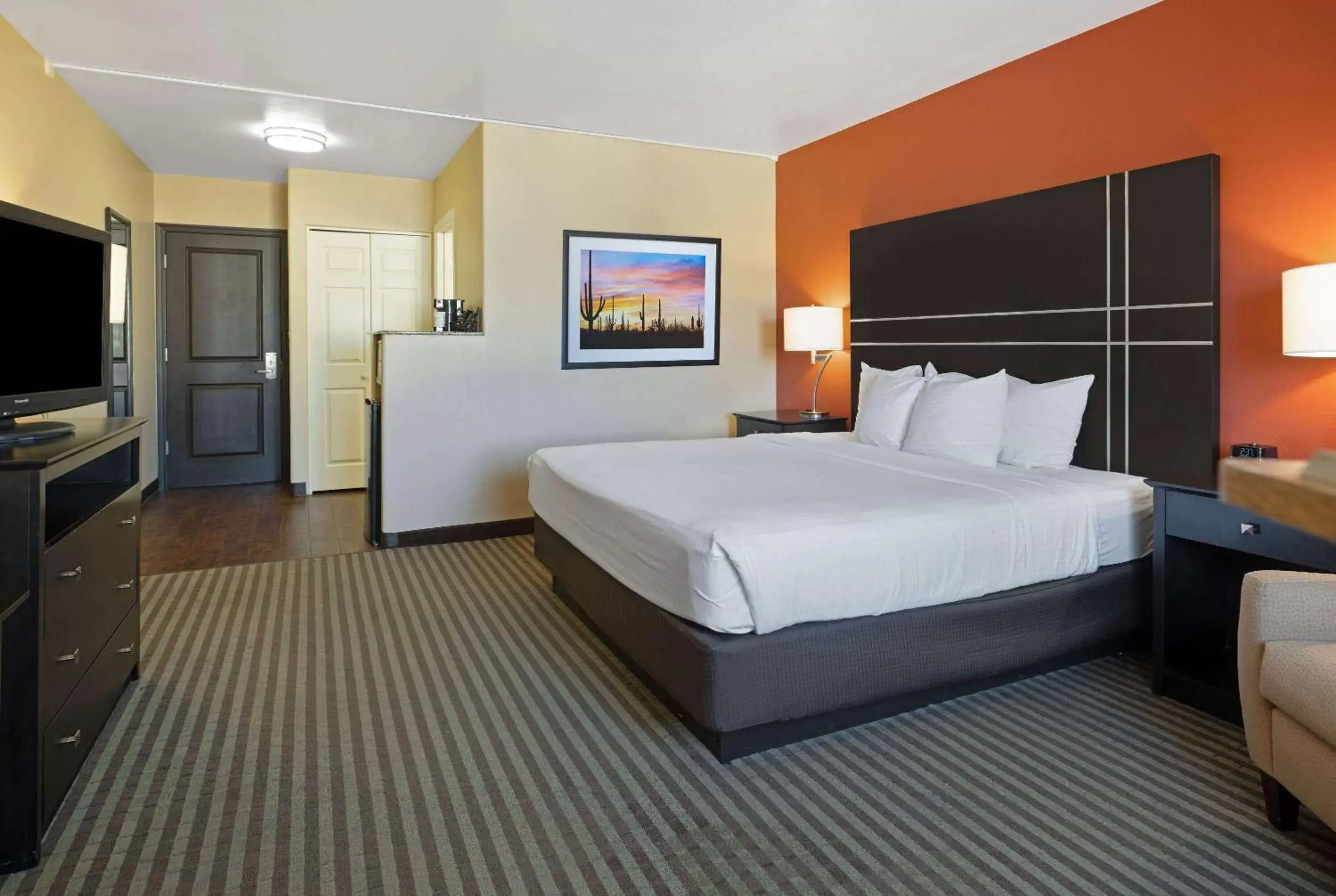 Photo of the whole room, Bed in La Quinta by Wyndham Tucson - Reid Park