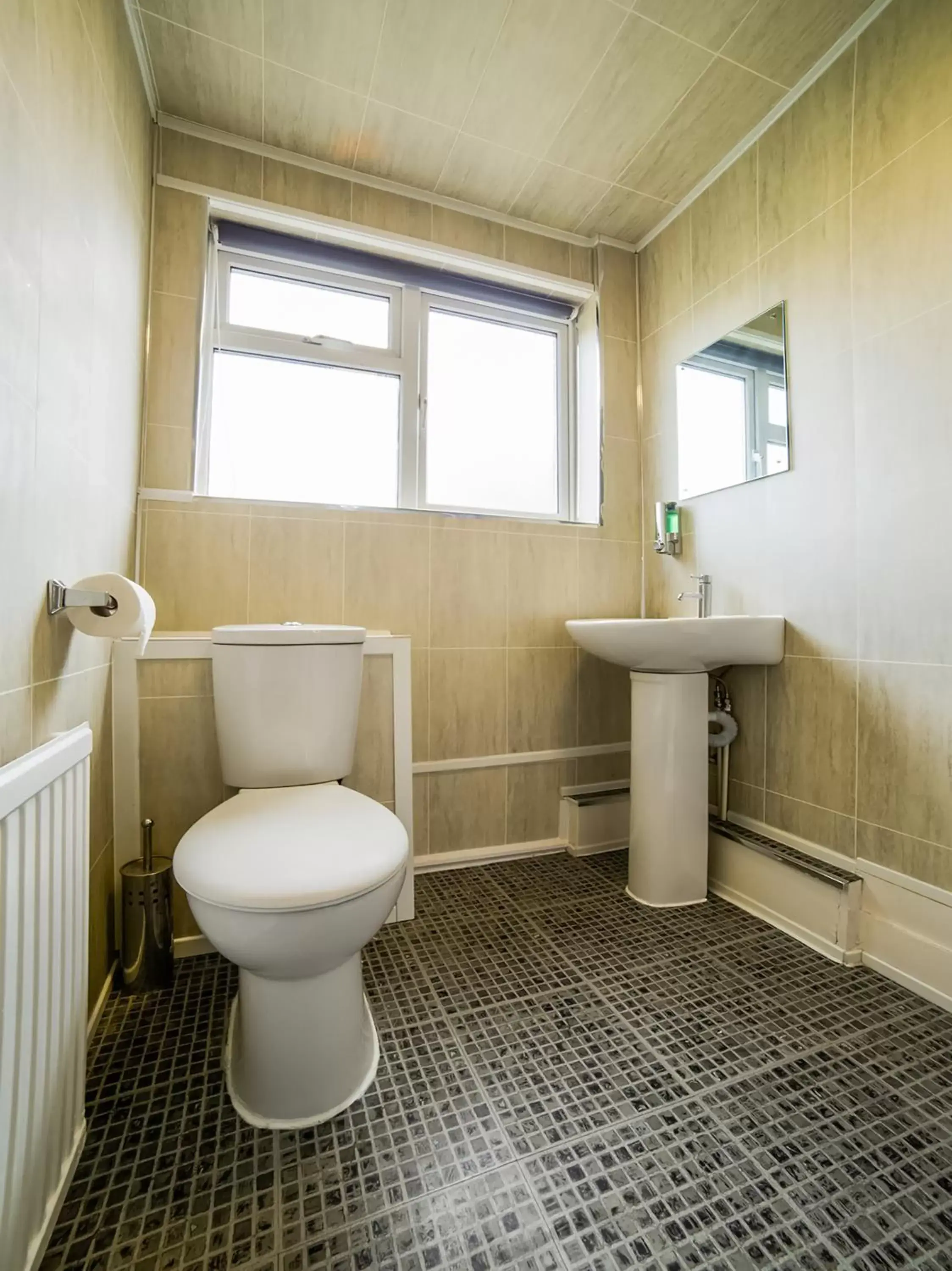 Bathroom in OYO Devine Beach Hotel, Westcliff Southend-On-Sea