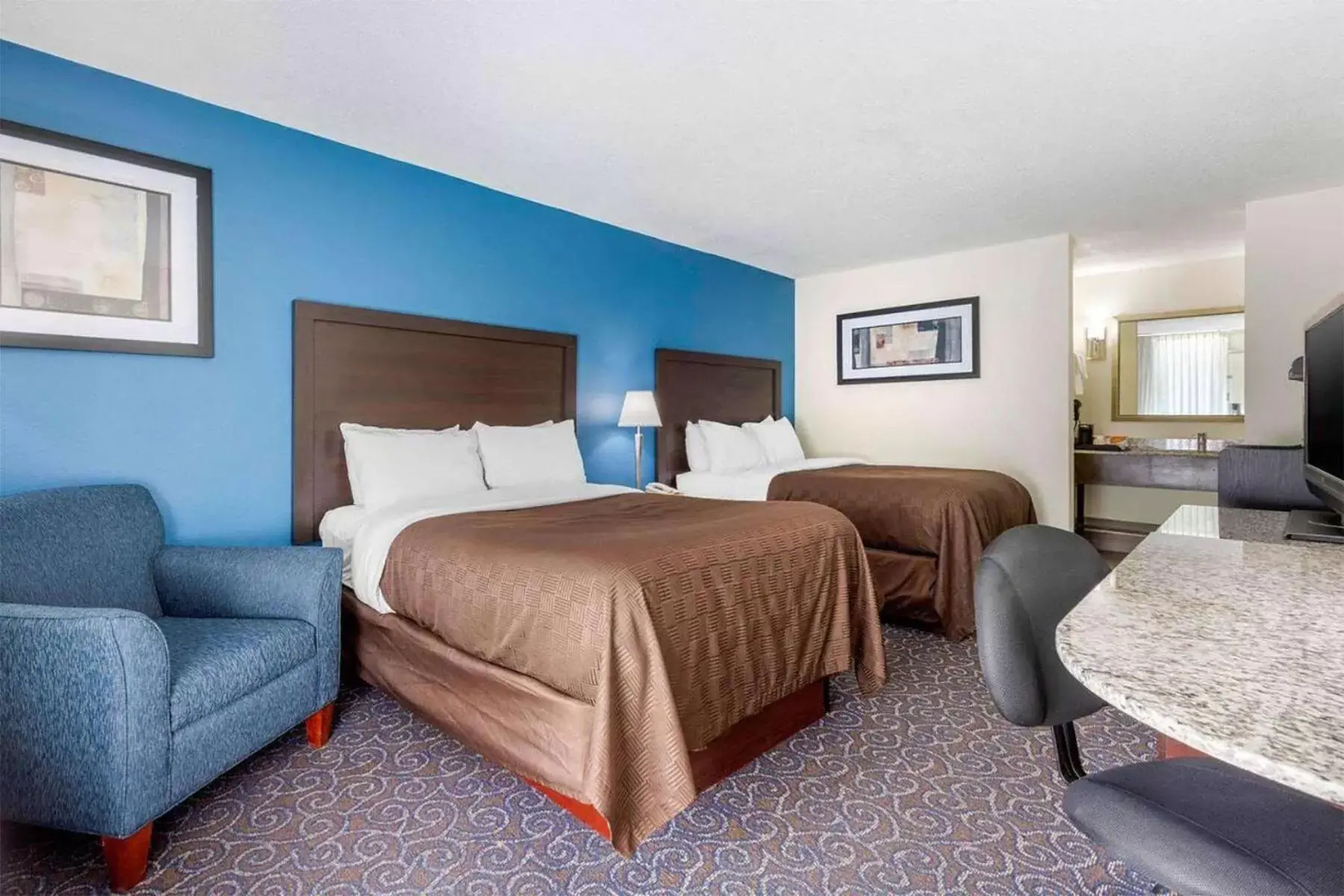 Photo of the whole room, Bed in Days Inn and Suites by Wyndham Oxford