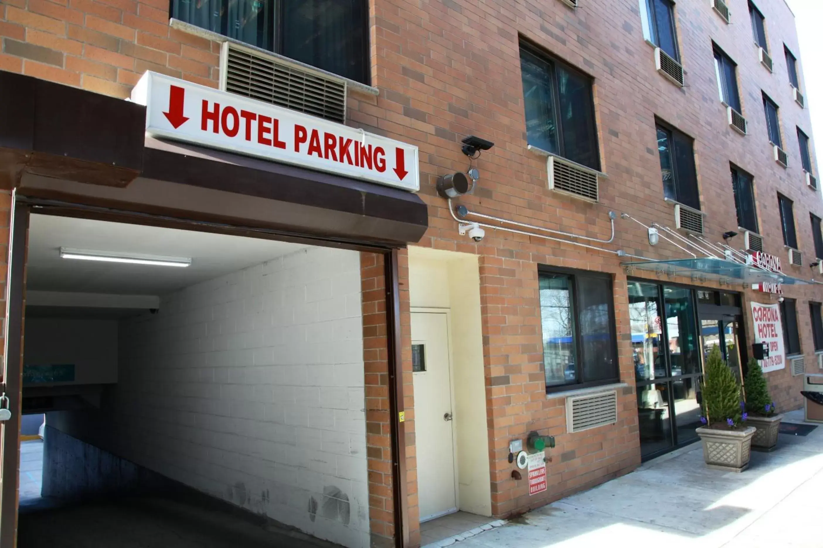 Facade/entrance in Corona Hotel New York - LaGuardia Airport