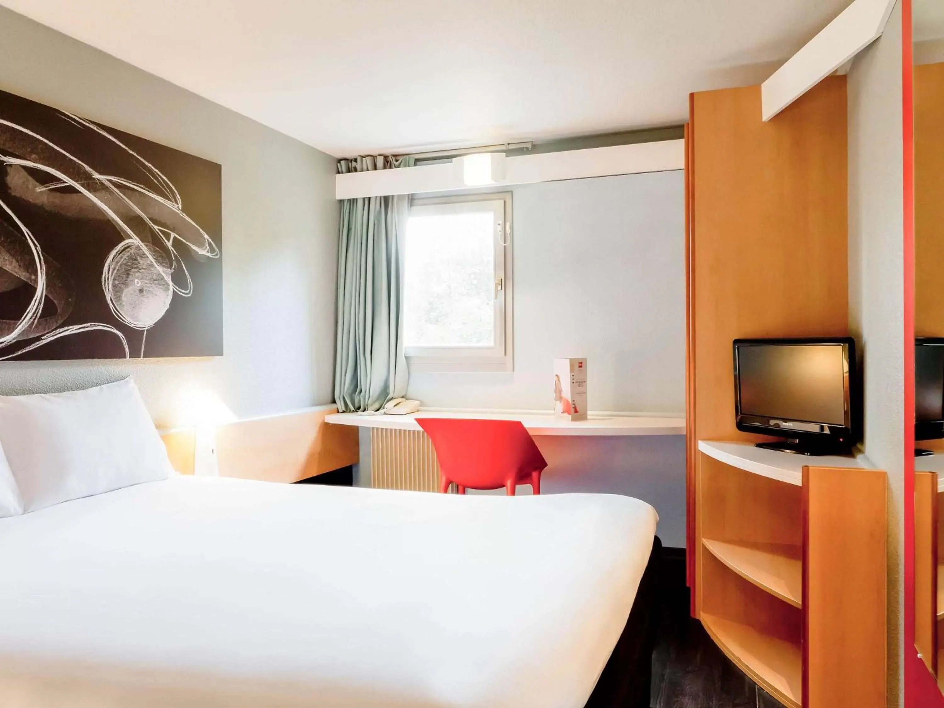 Photo of the whole room, Bed in ibis Lyon Nord