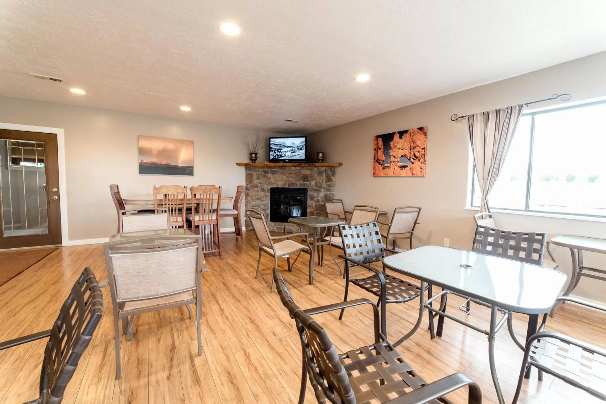 Restaurant/Places to Eat in Red Ledges Inn