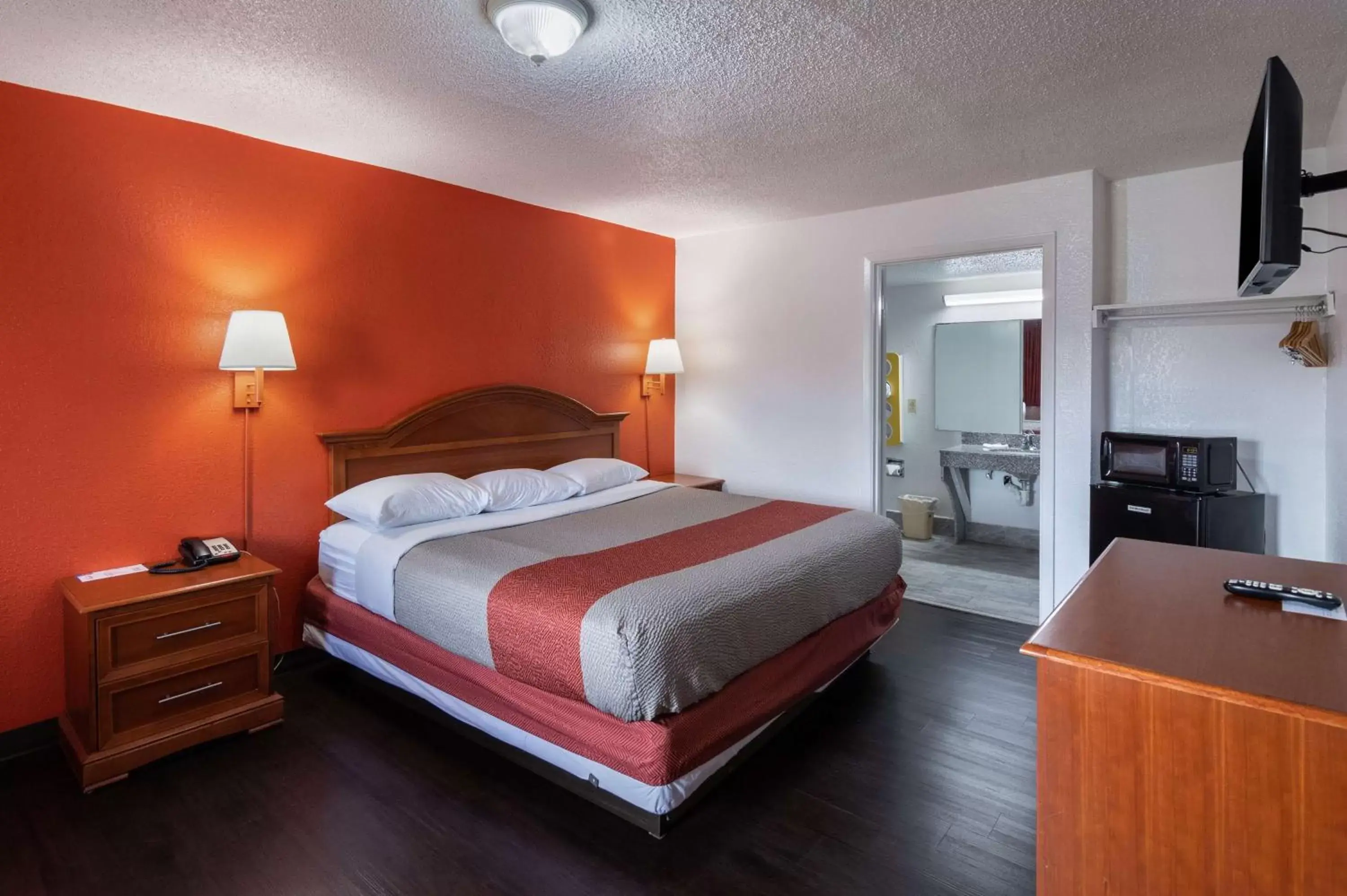 TV and multimedia, Bed in Motel 6-Montgomery, AL - Coliseum TV and multimedia, Bed in Motel 6-Montgomery, AL - Coliseum