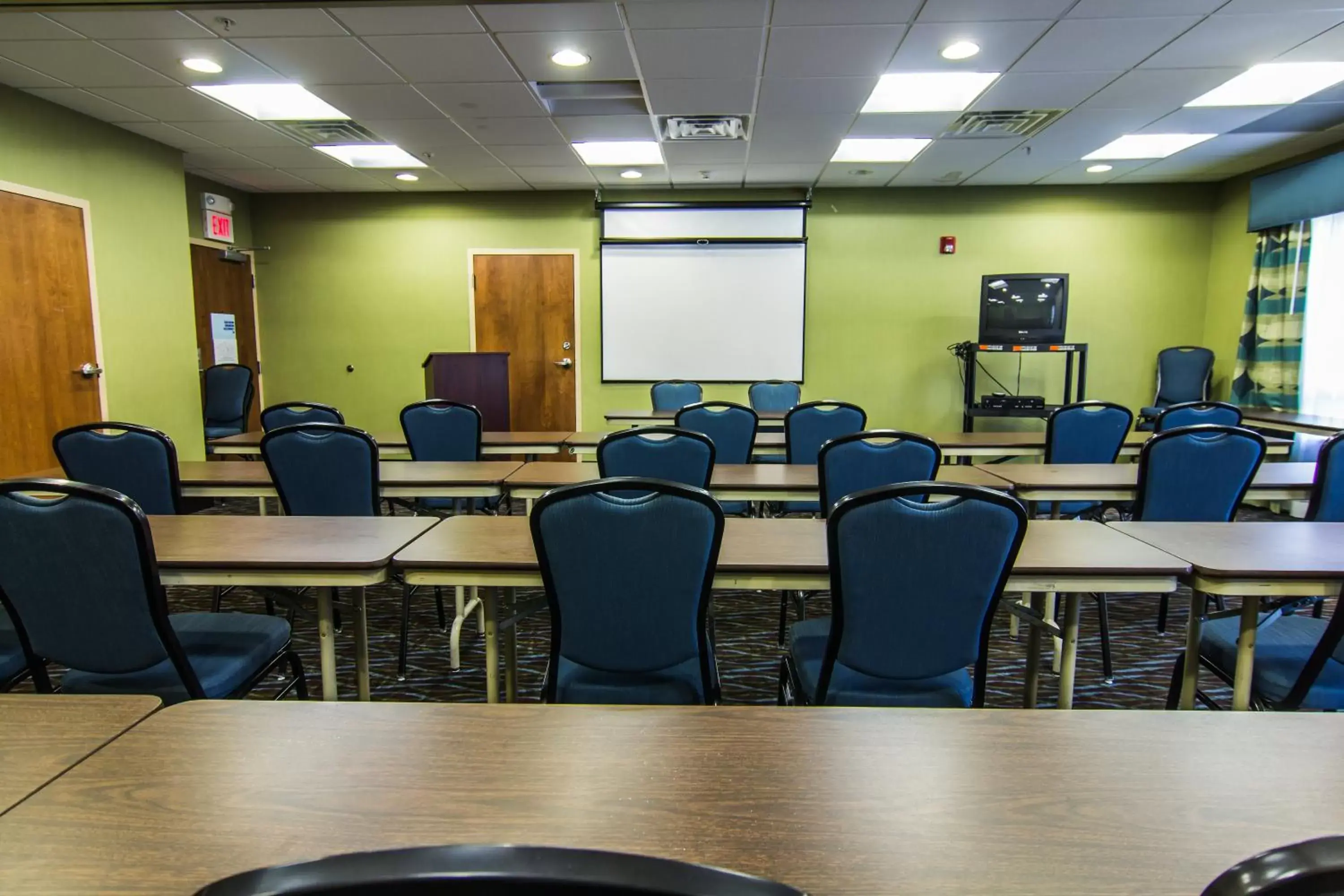 Meeting/conference room in Holiday Inn Express and Suites Winchester, an IHG Hotel