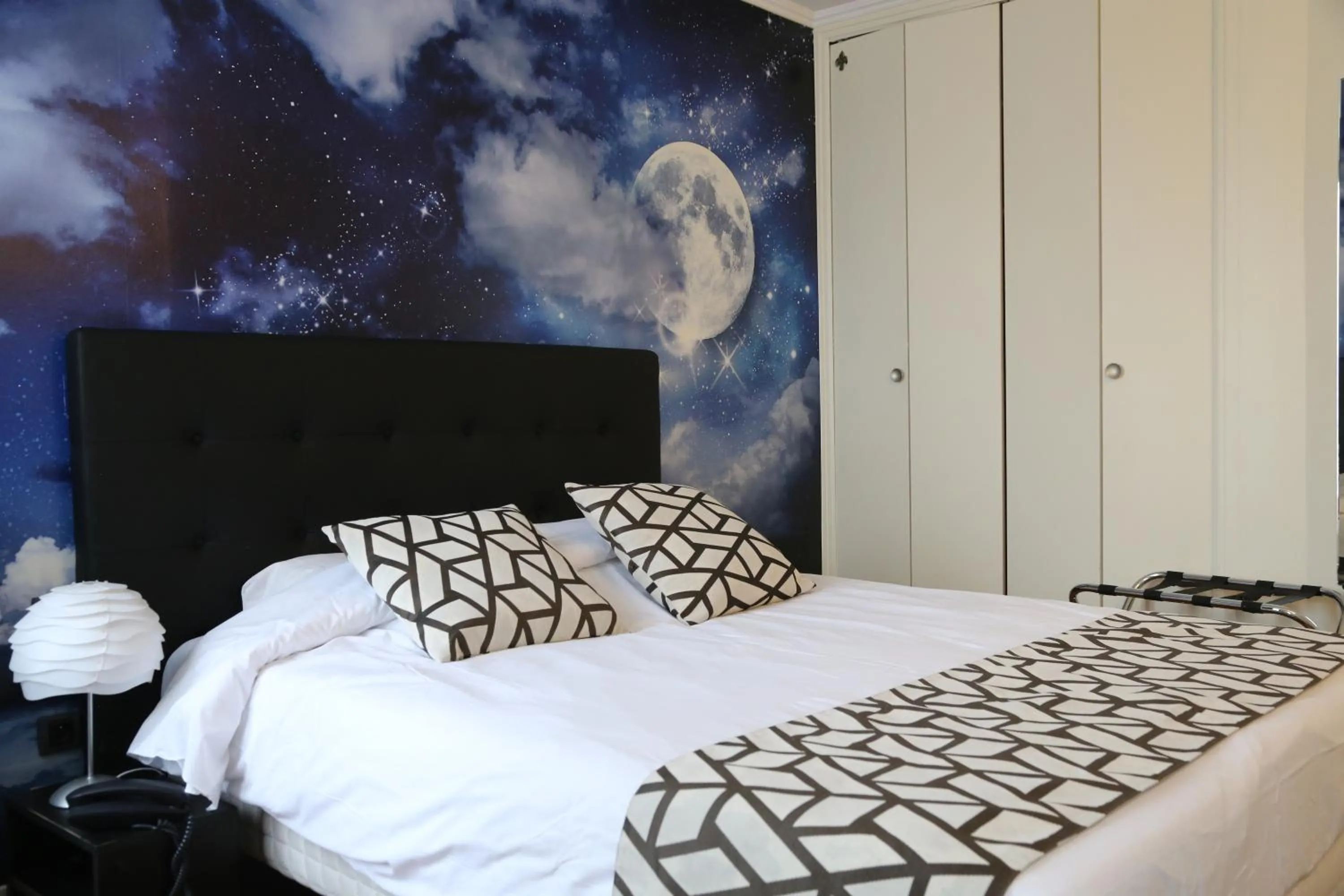 Bedroom, Bed in Hôtel Princesse Isabelle