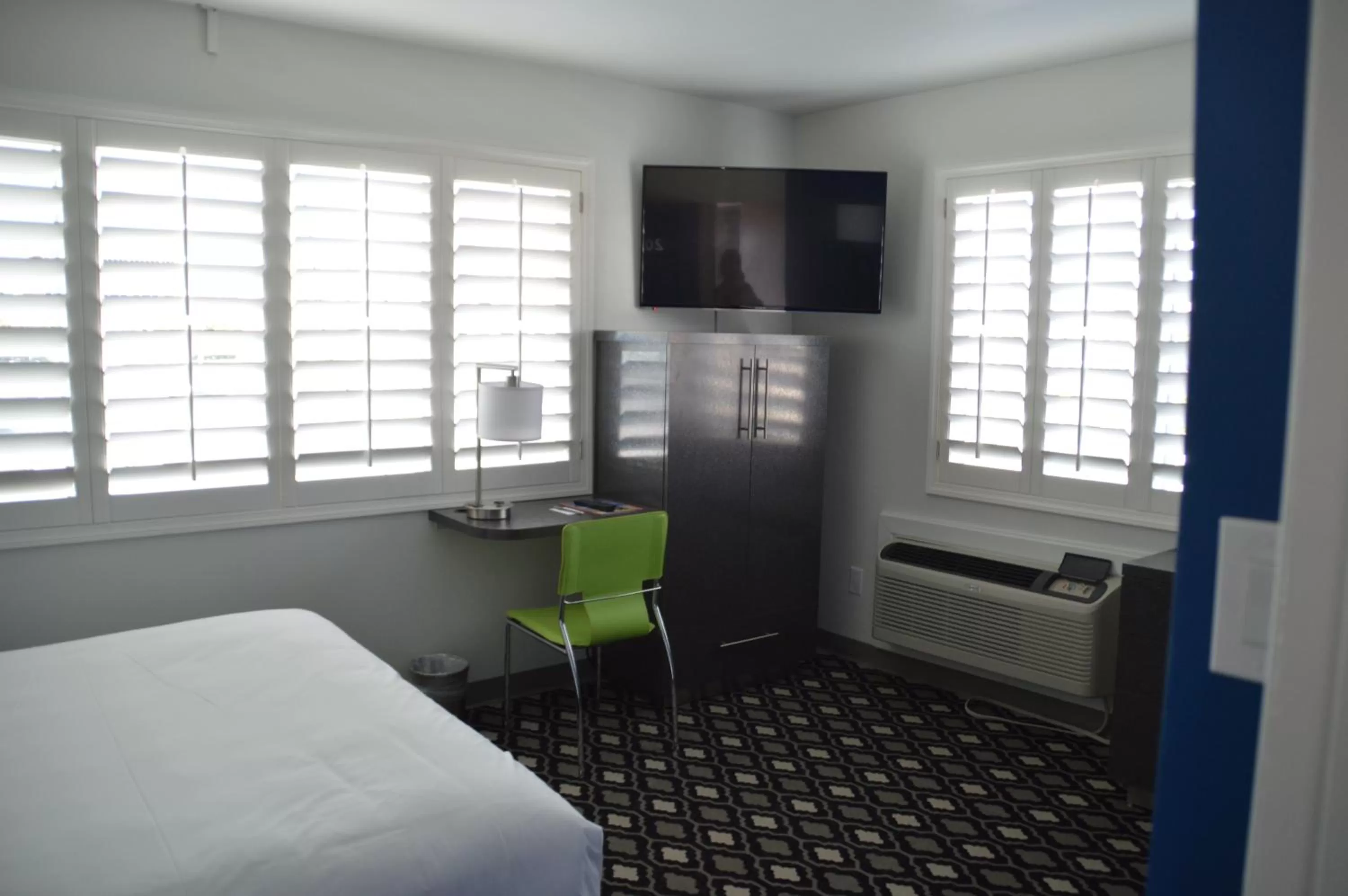 Seating area, Bed in University Inn ASU/Tempe