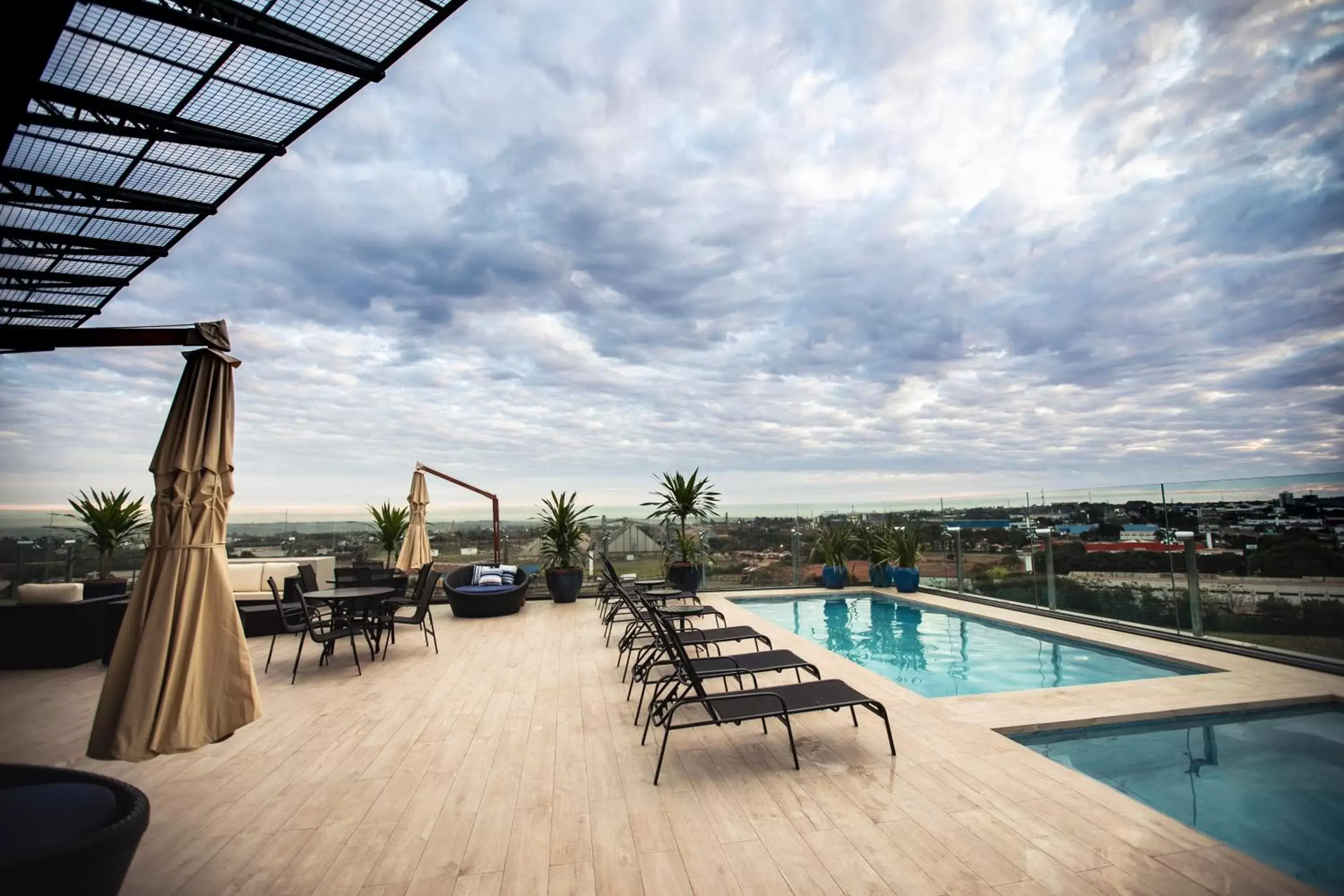 Pool view, Swimming Pool in Transamerica Executive Maringá