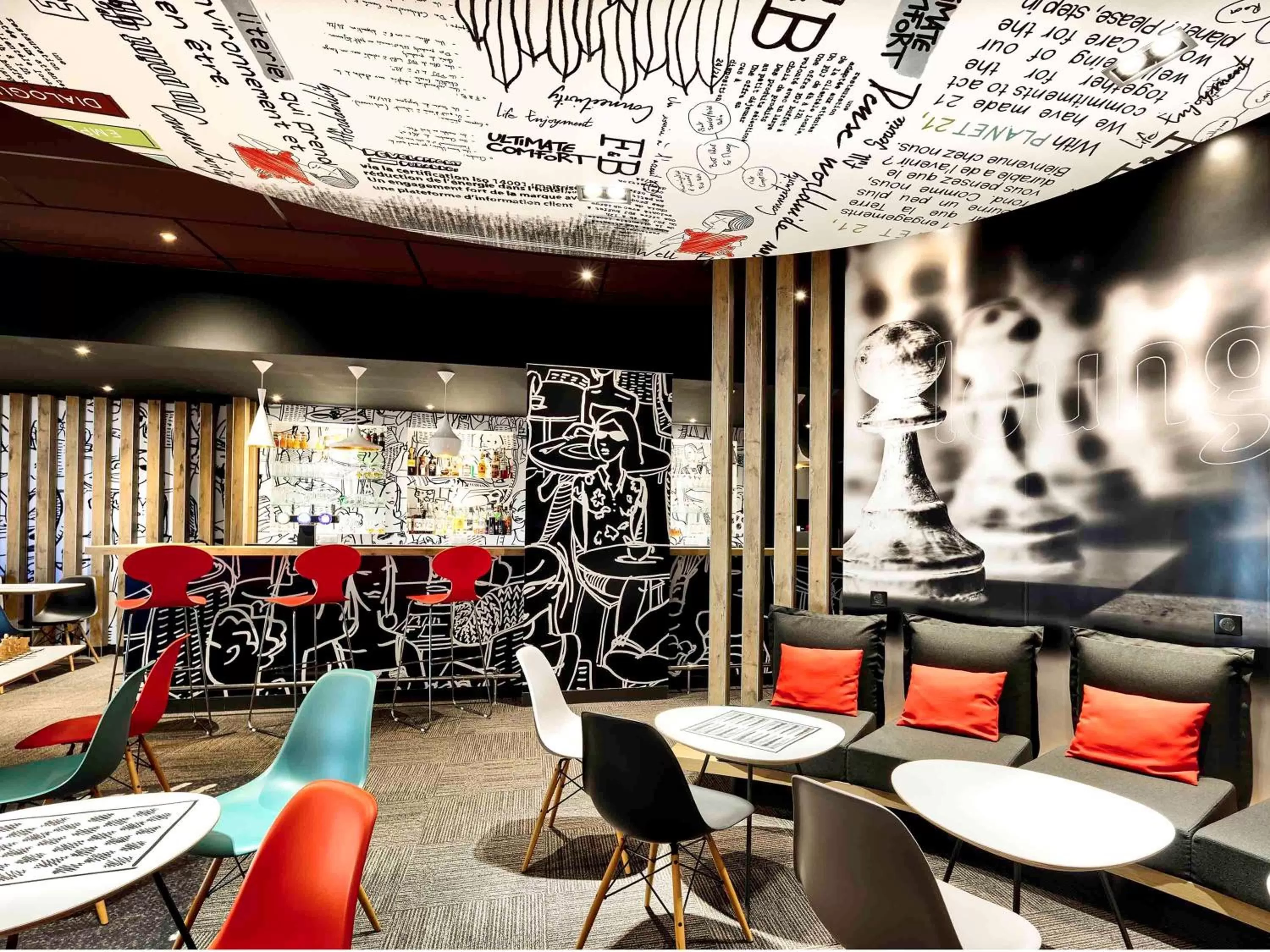 Lounge or bar in ibis Poitiers Site du Futuroscope