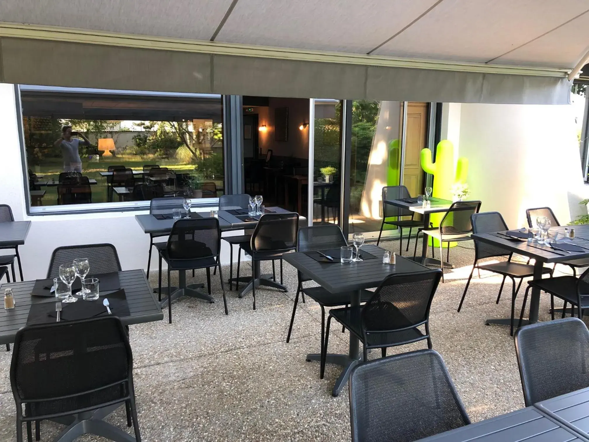Patio, Restaurant/Places to Eat in Logis Hôtel l'Abricotine