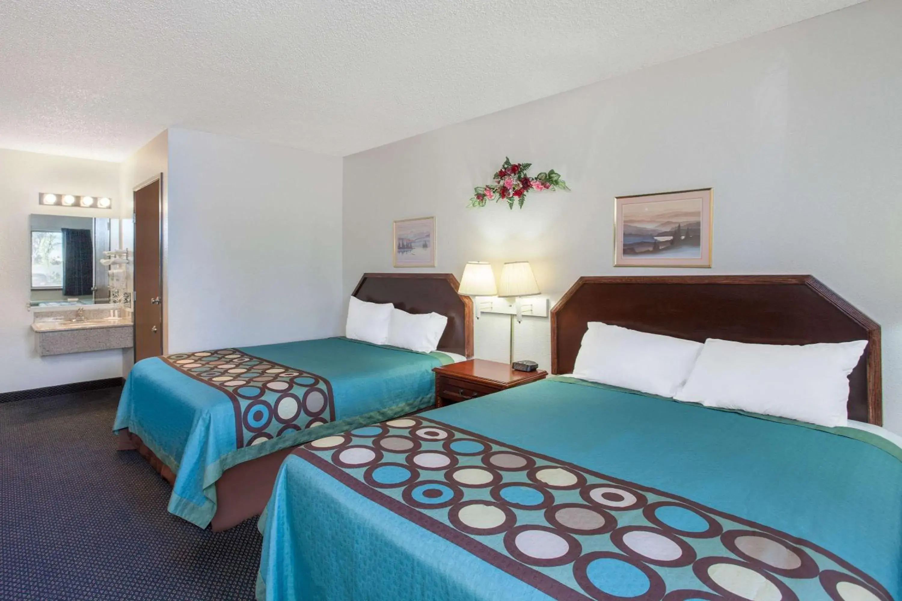 Photo of the whole room, Bed in Super 8 by Wyndham Selma/Fresno Area