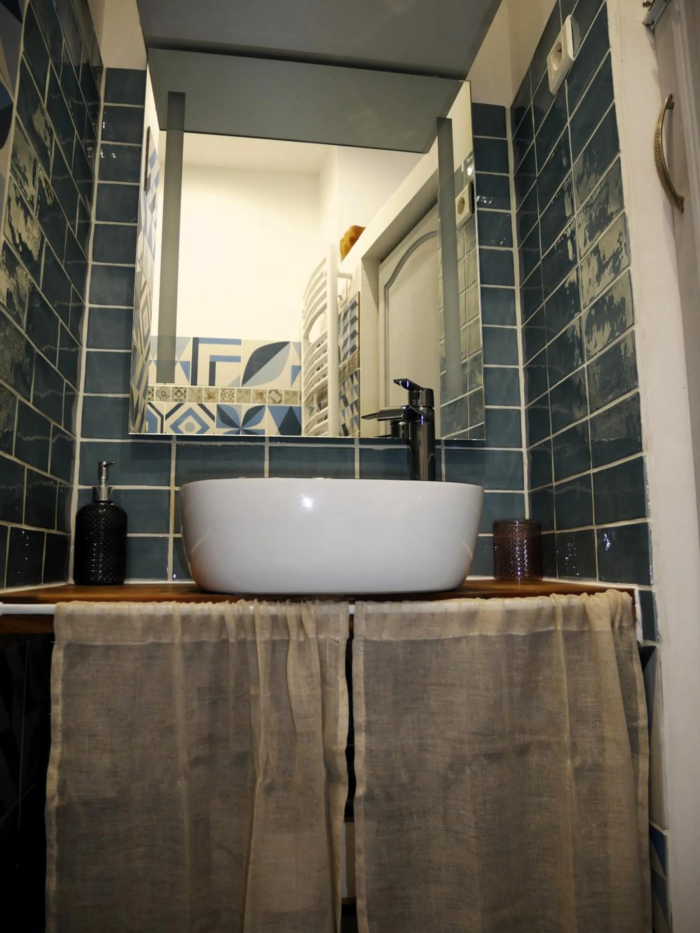 Bathroom in L'Oriflamme