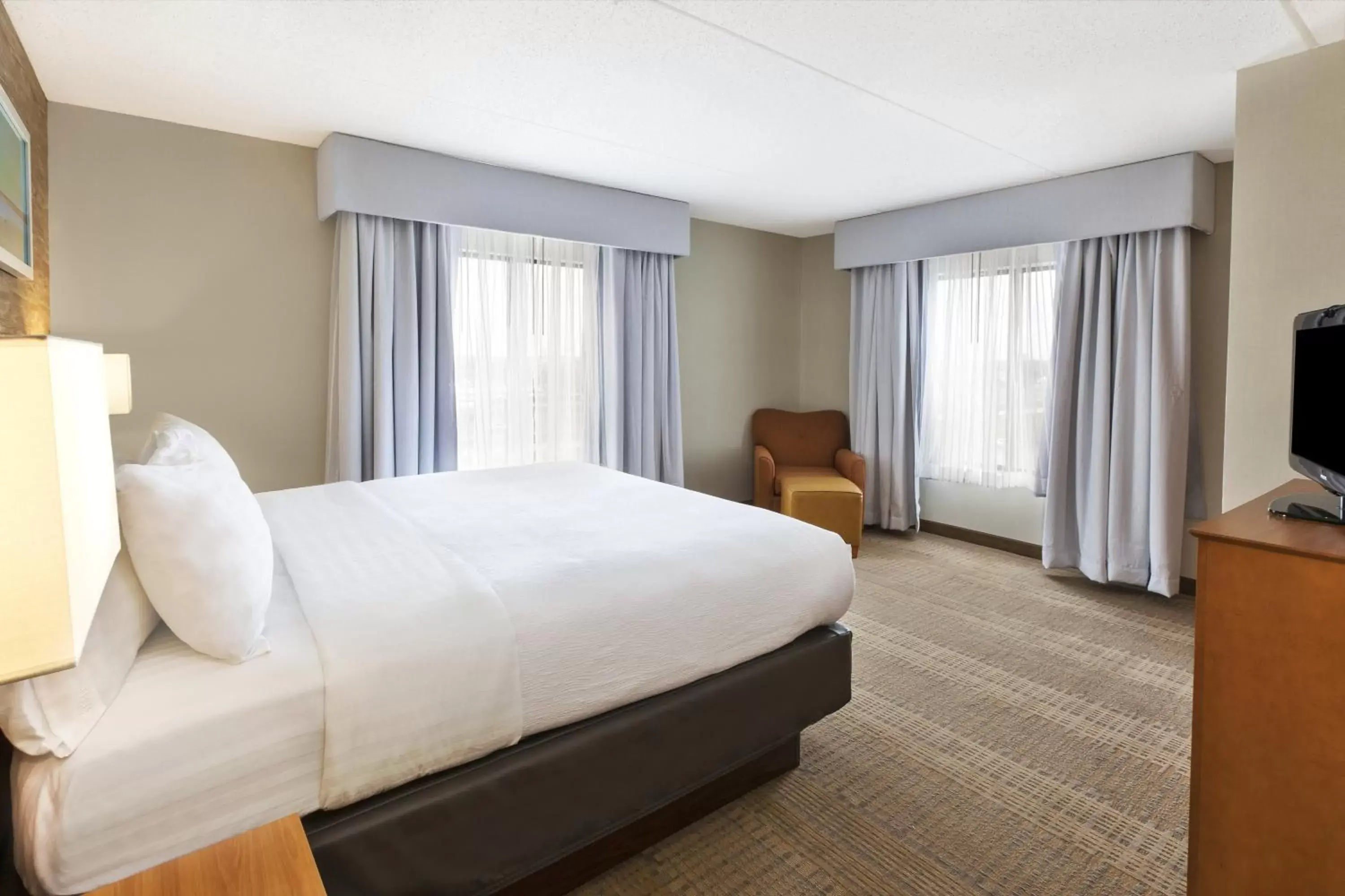 Bedroom, Bed in Holiday Inn Hotel & Suites Bolingbrook, an IHG Hotel