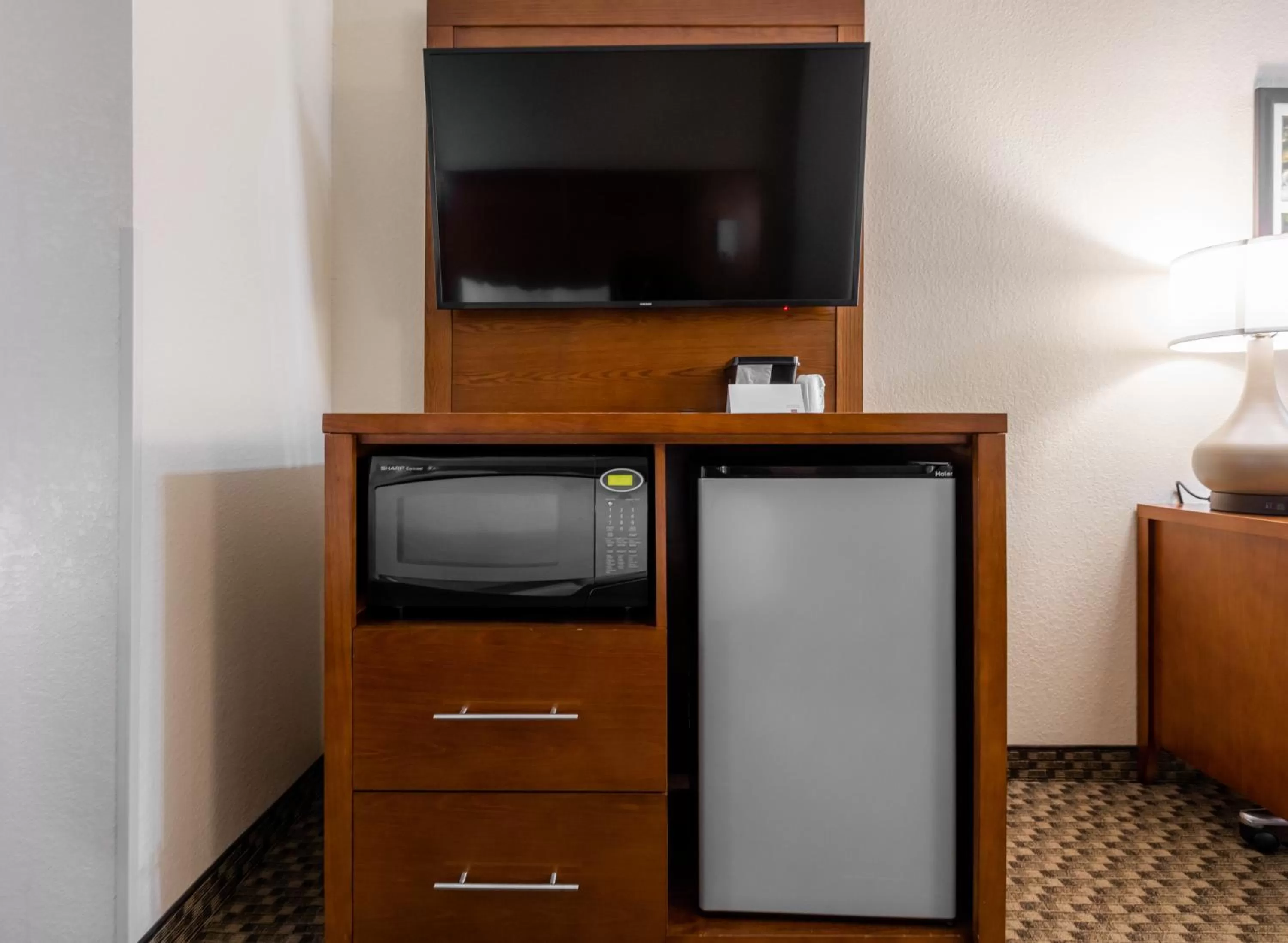 TV and multimedia in Comfort Suites Troy-I75