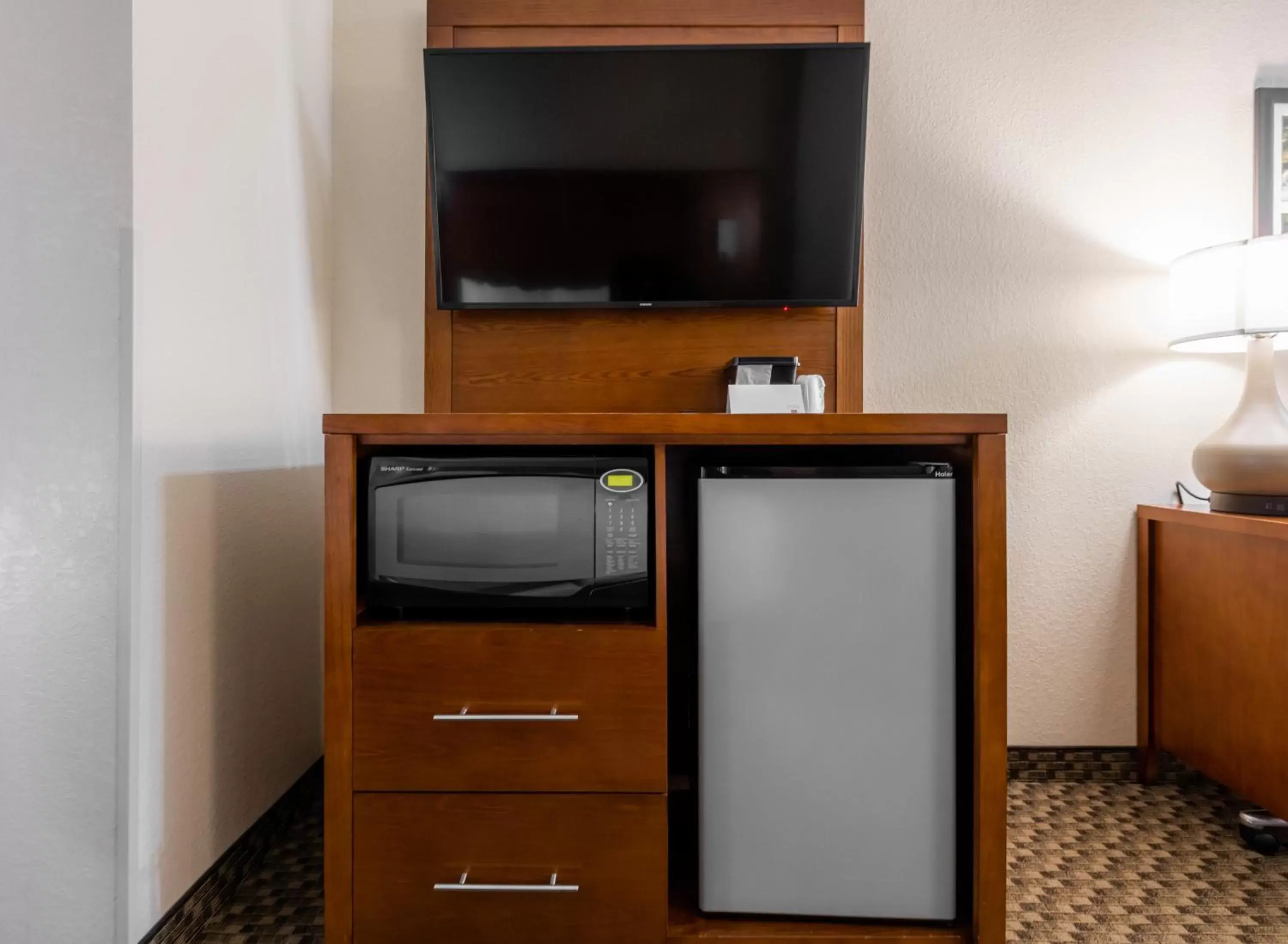 TV and multimedia, TV/Entertainment Center in Comfort Suites Troy-I75