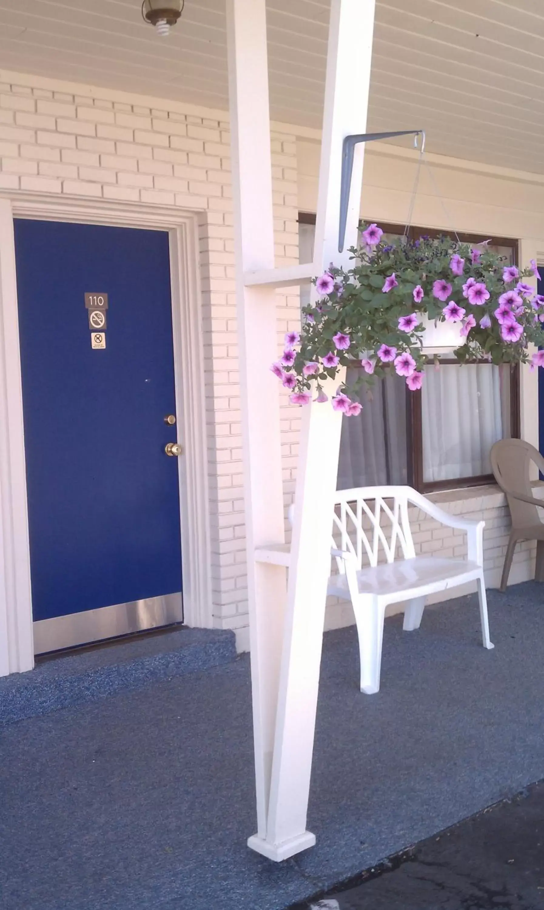 Patio in The Monticello Inn