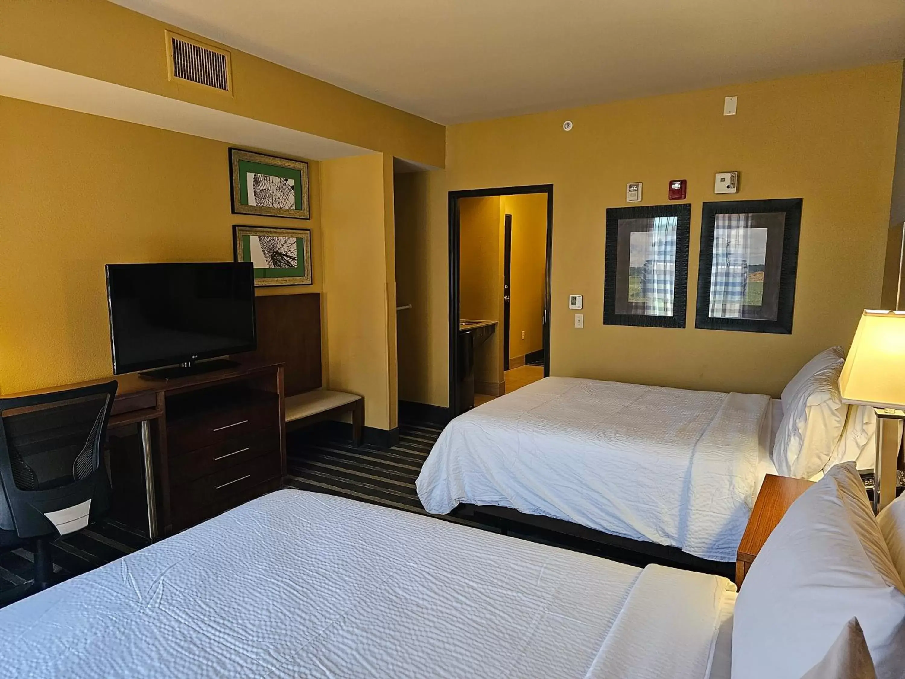 Bedroom, Bed in Holiday Inn Express & Suites Perry-National Fairground Area, an IHG Hotel