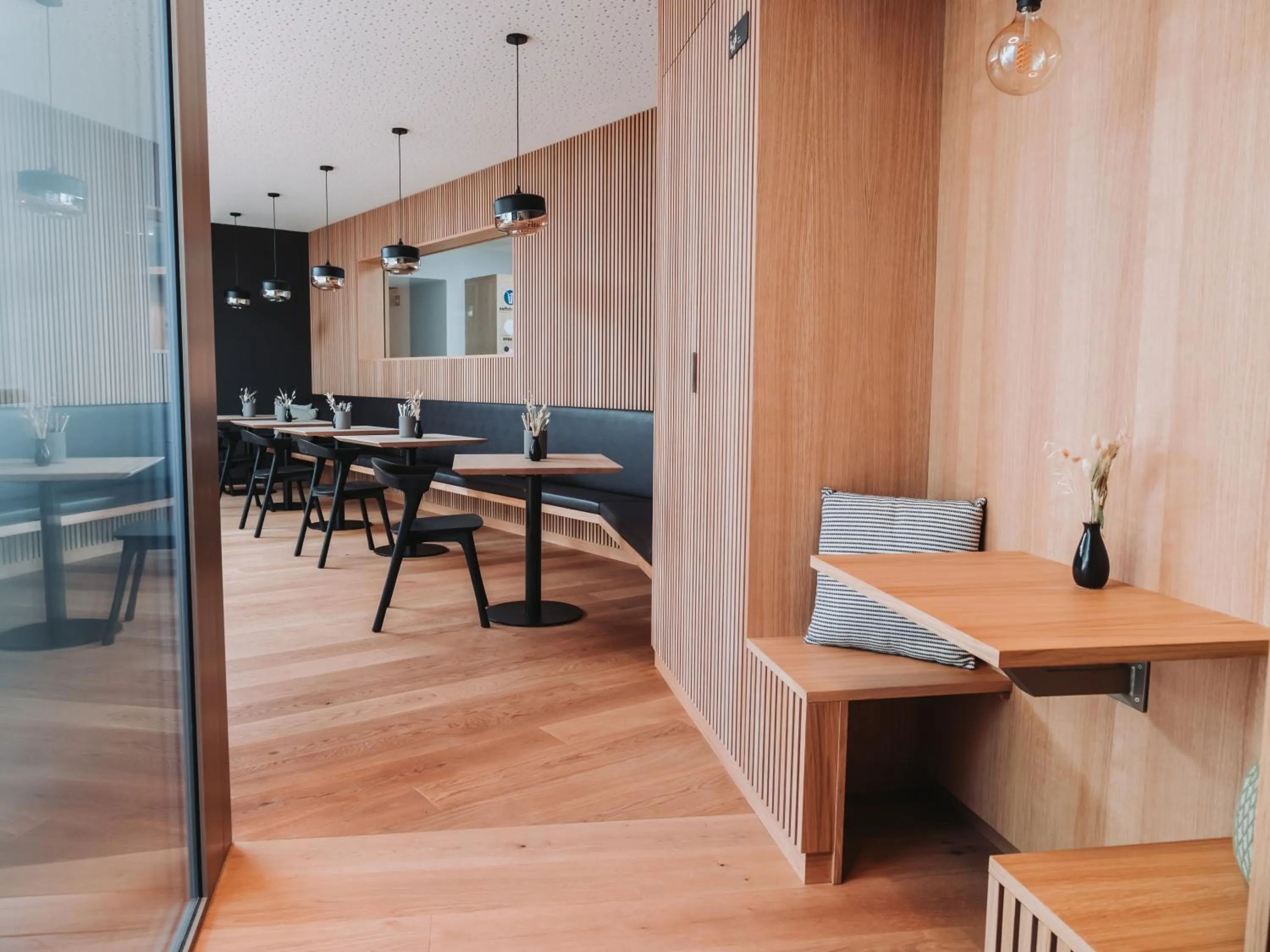 Restaurant/places to eat in Montreux Youth Hostel