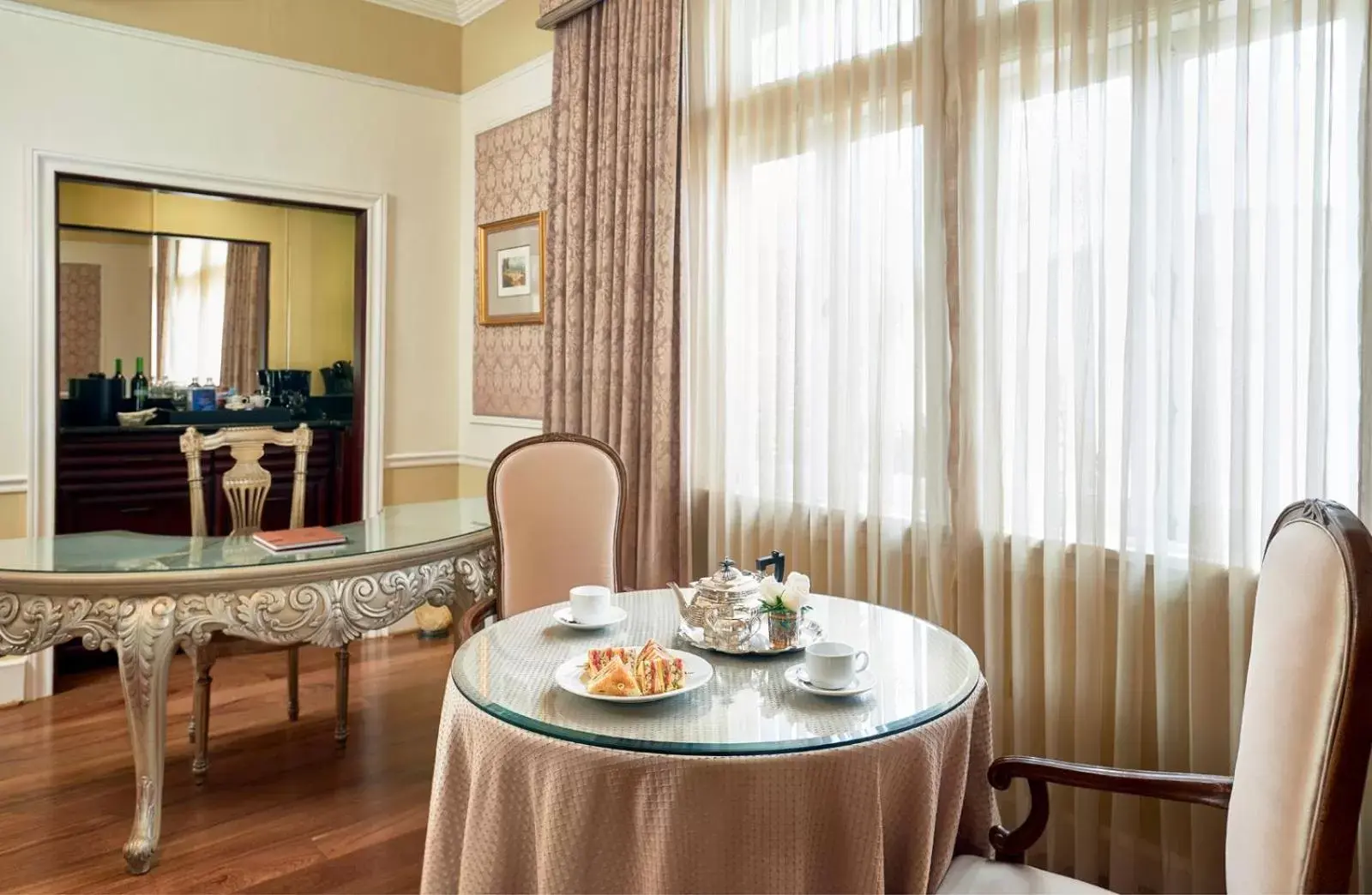 Living room, Dining Area in Terra Nova All Suite Hotel