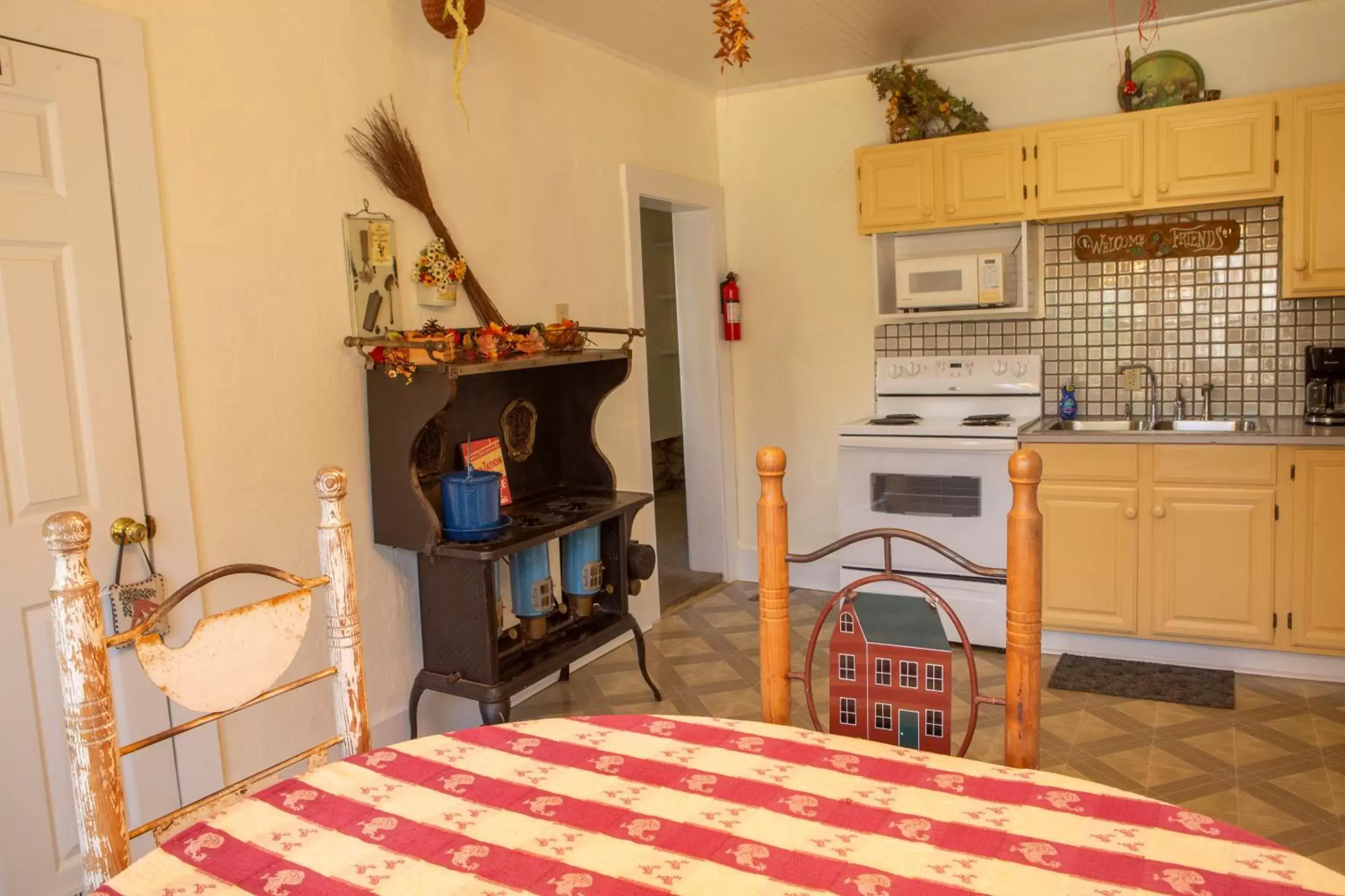 Kitchen or kitchenette, Kitchen/Kitchenette in The Chimney Rock Inn & Cottages