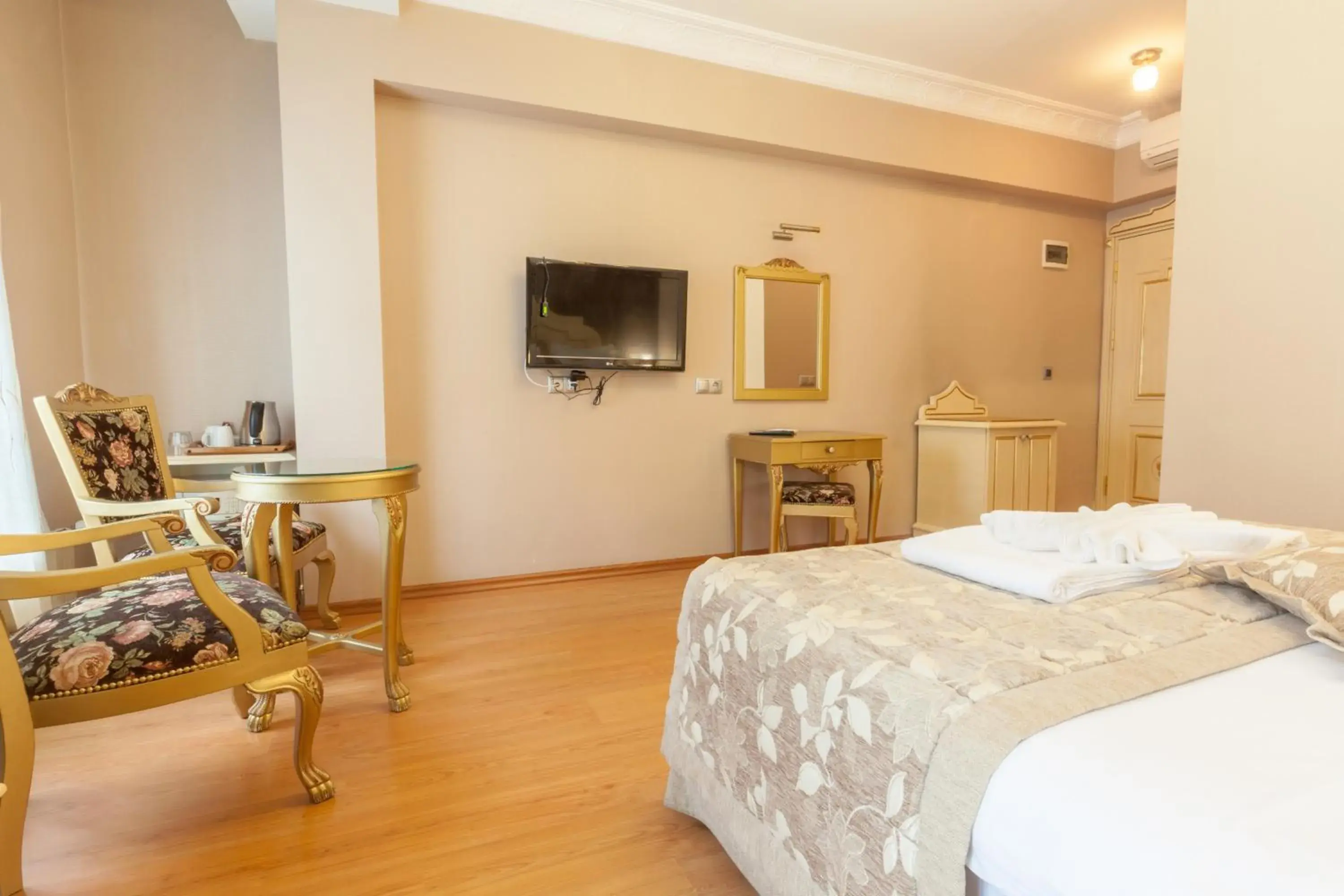 Bedroom, TV/Entertainment Center in Saba Sultan Hotel