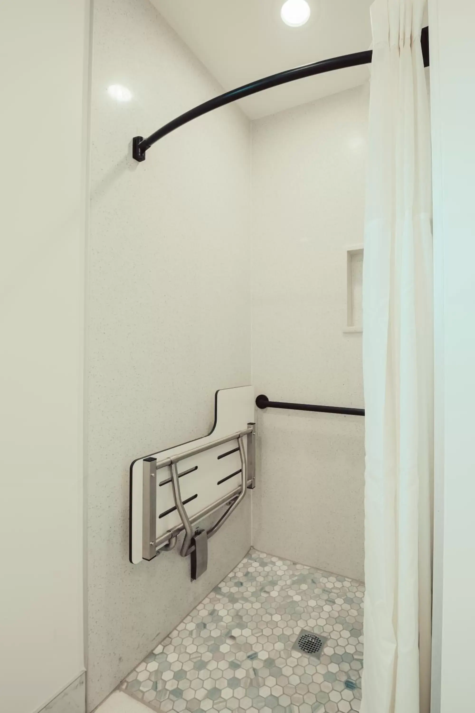 Shower, Bed in Blufftop Inn & Suites - Wharf/Restaurant District Shower, Bed in Blufftop Inn & Suites - Wharf/Restaurant District