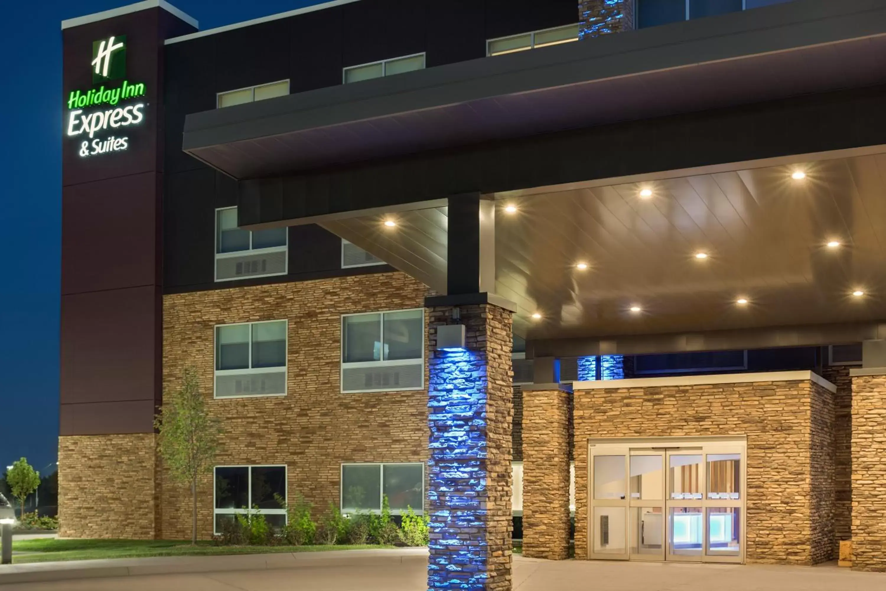 Property building in Holiday Inn Express & Suites - West Des Moines - Jordan Creek by IHG Property building in Holiday Inn Express & Suites - West Des Moines - Jordan Creek by IHG