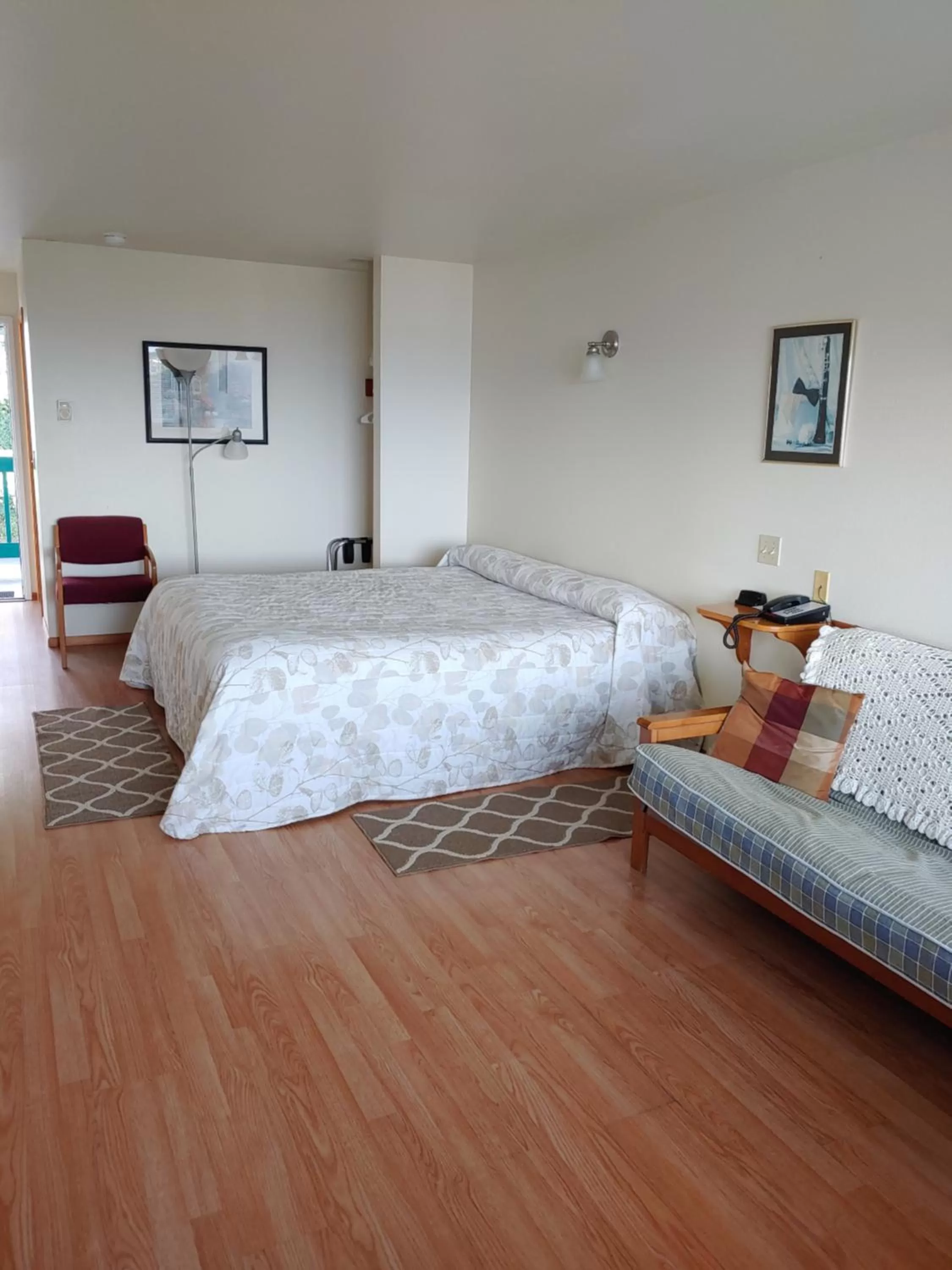 Bed in The Dublin House Motel