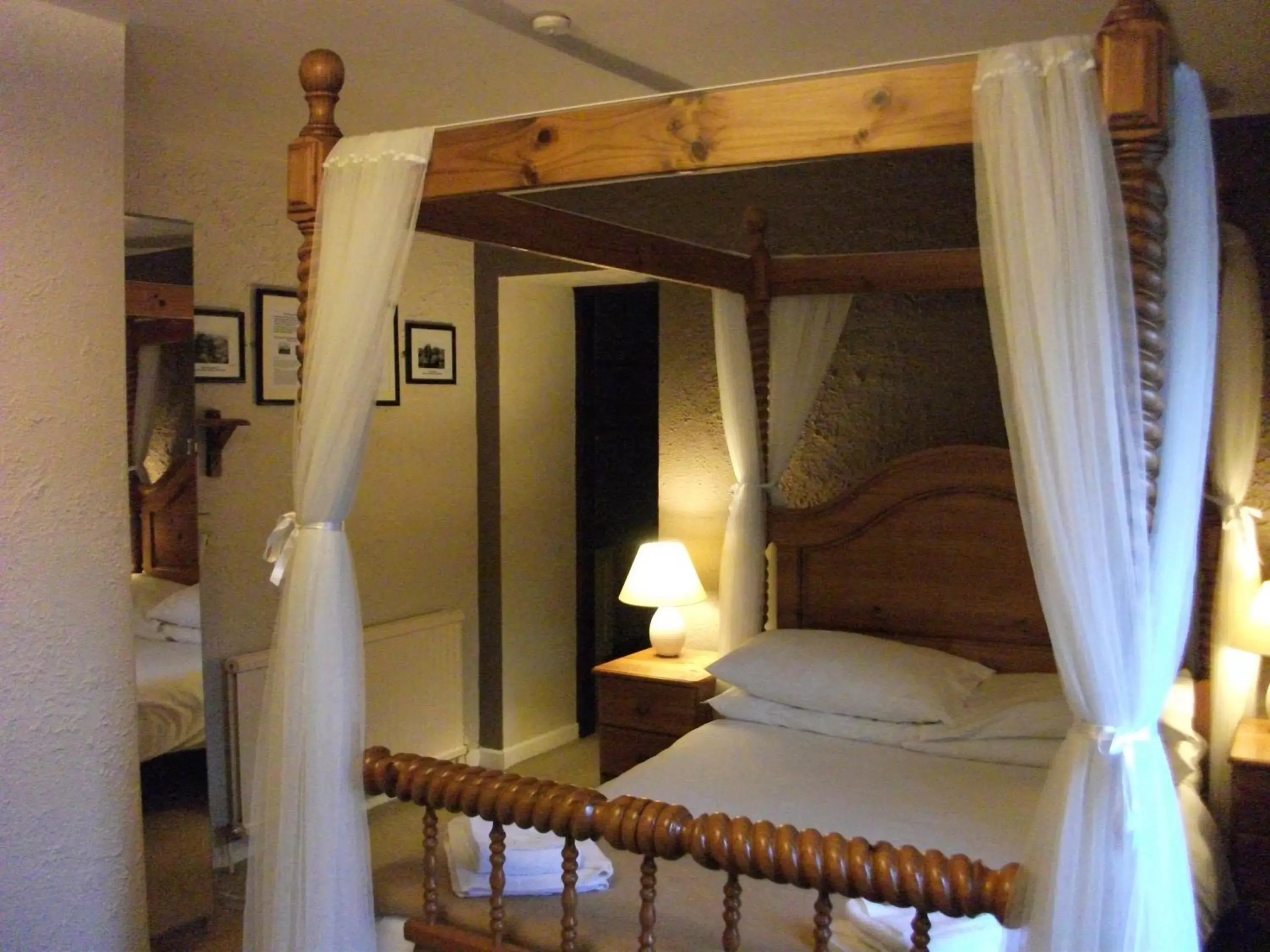Bed in The Lantern Pike Inn
