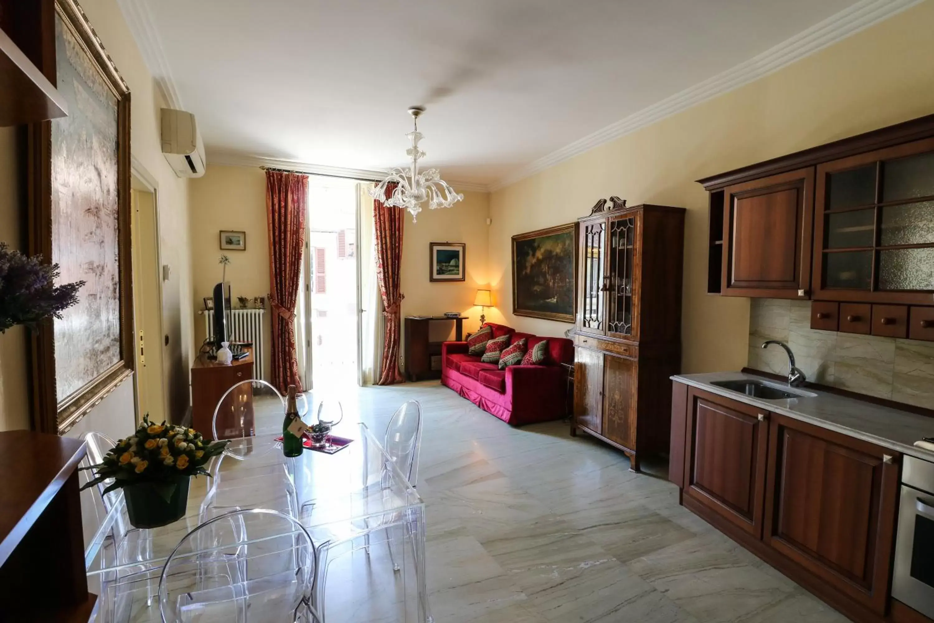 Living room, Kitchen/Kitchenette in Rome Kings Suite