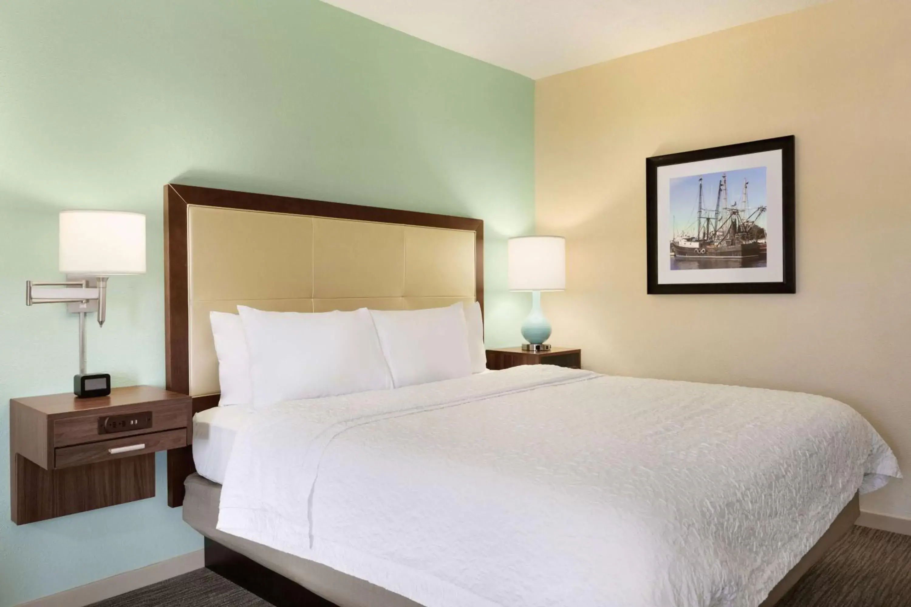 Bed in Hampton Inn & Suites Tarpon Springs
