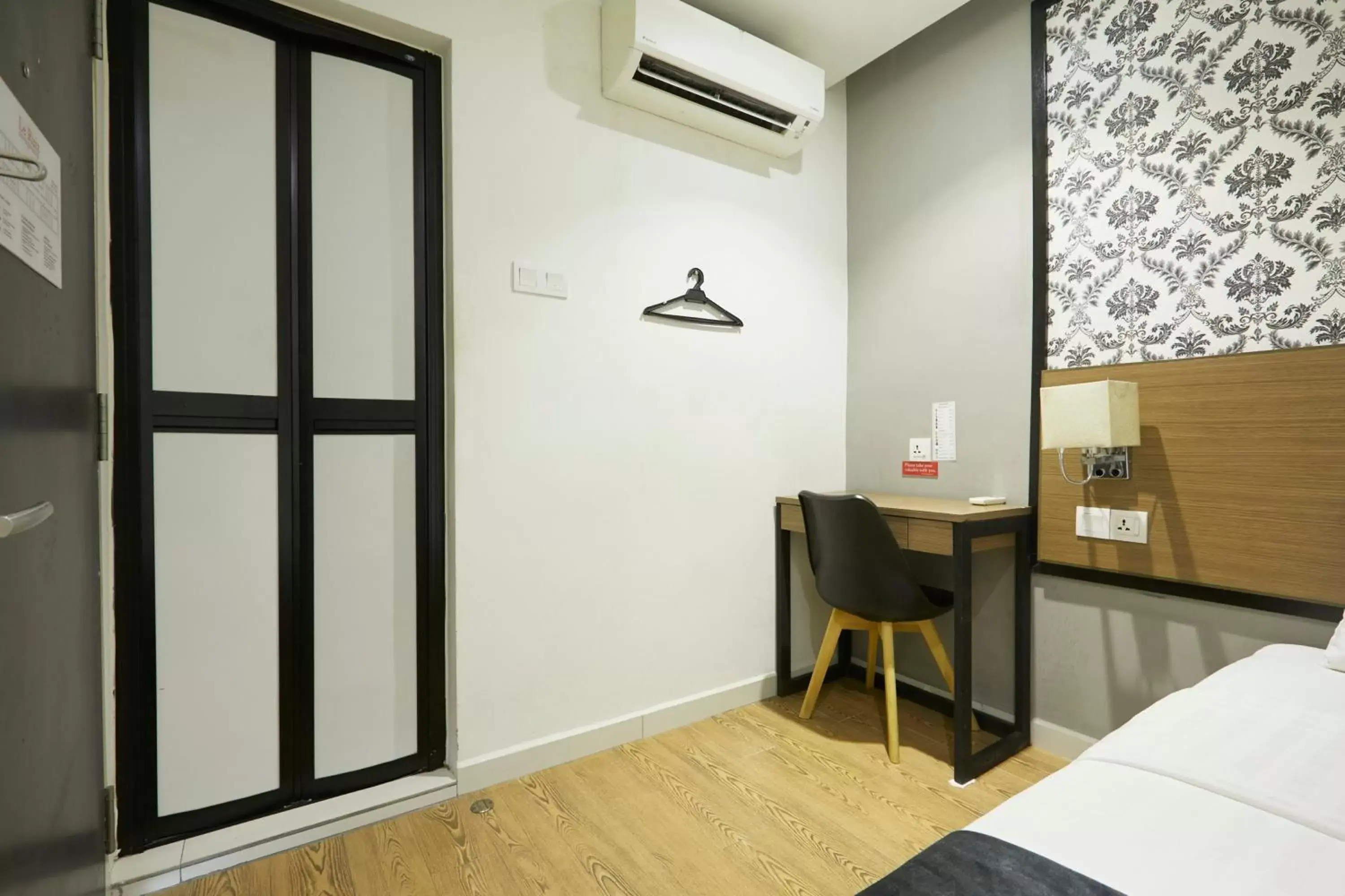 Bedroom, TV/Entertainment Center in Le Ruiz Boutique Hotel