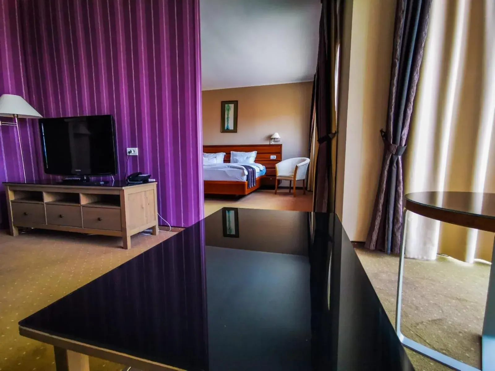 Living room, TV/Entertainment Center in Ramada Hotel Cluj