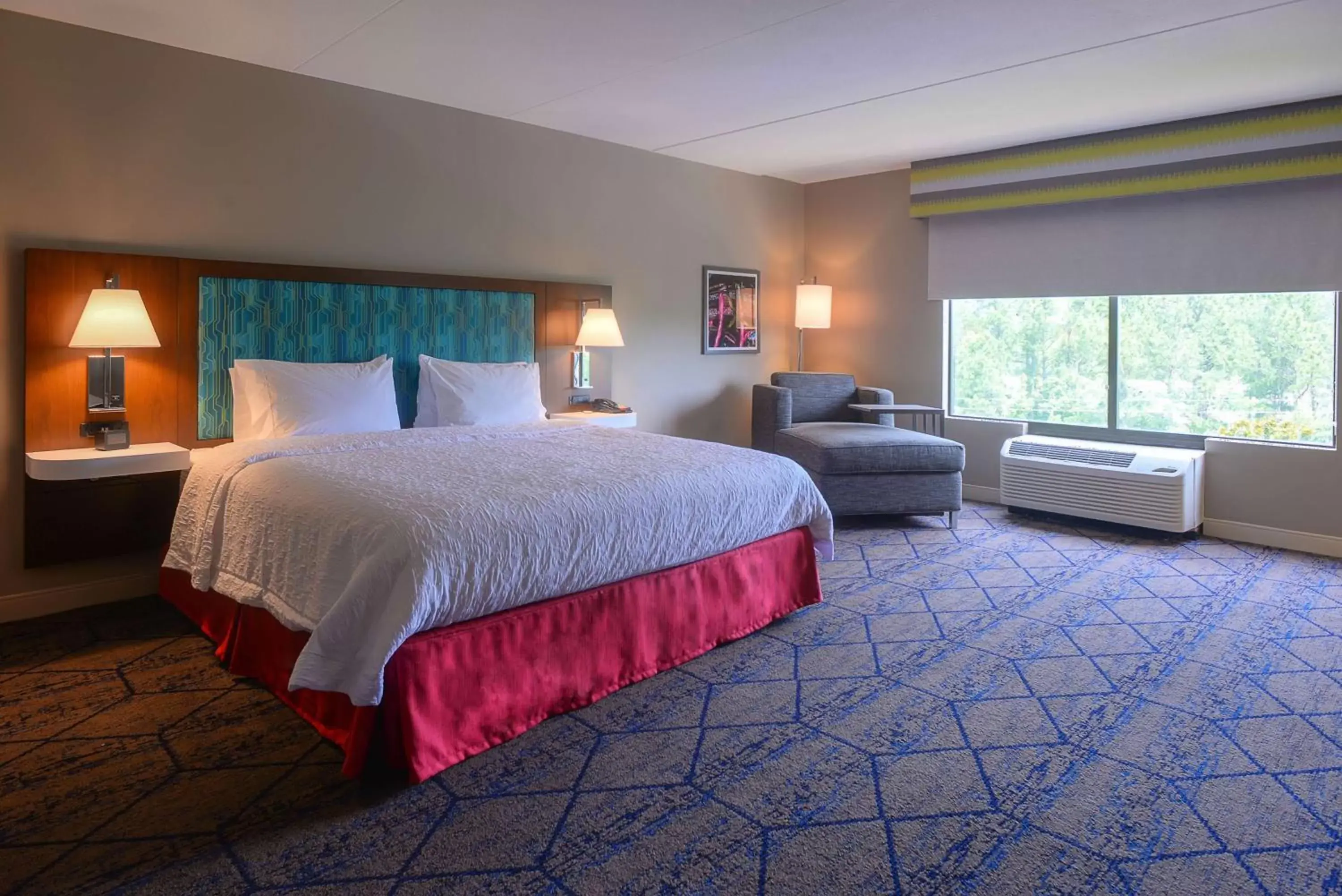 Bed in Hampton Inn & Suites Atlanta-Six Flags