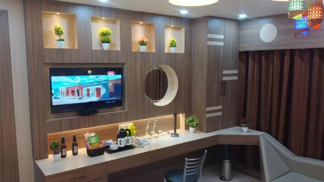 HOTEL CENTRAL SQUARE "A Couple Friendly Hotel"