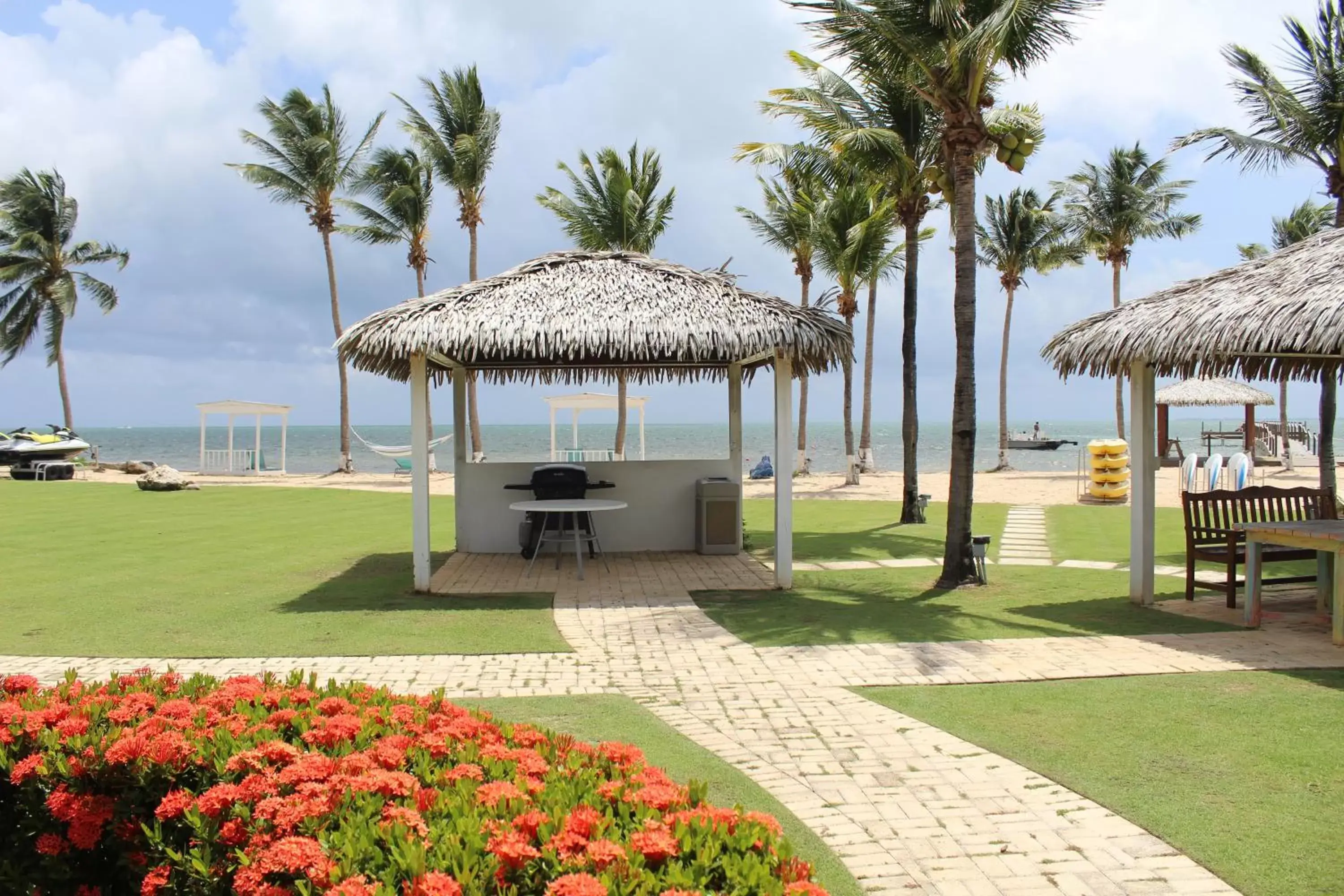 BBQ facilities, Garden in Holiday Inn Resort Grand Cayman, an IHG Hotel