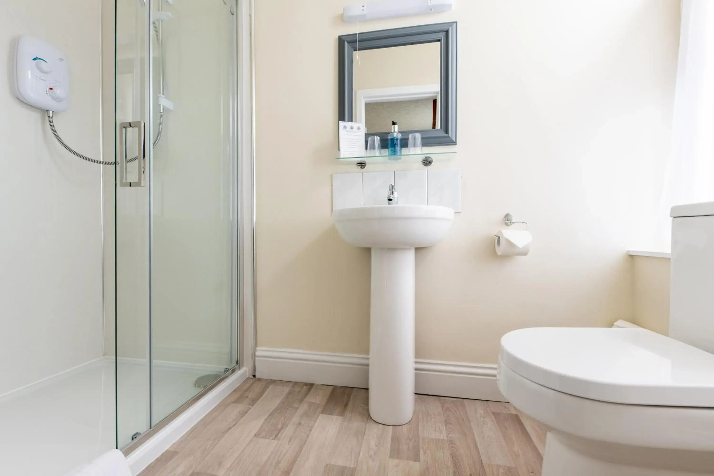 Shower, Bathroom in Pentland Hotel