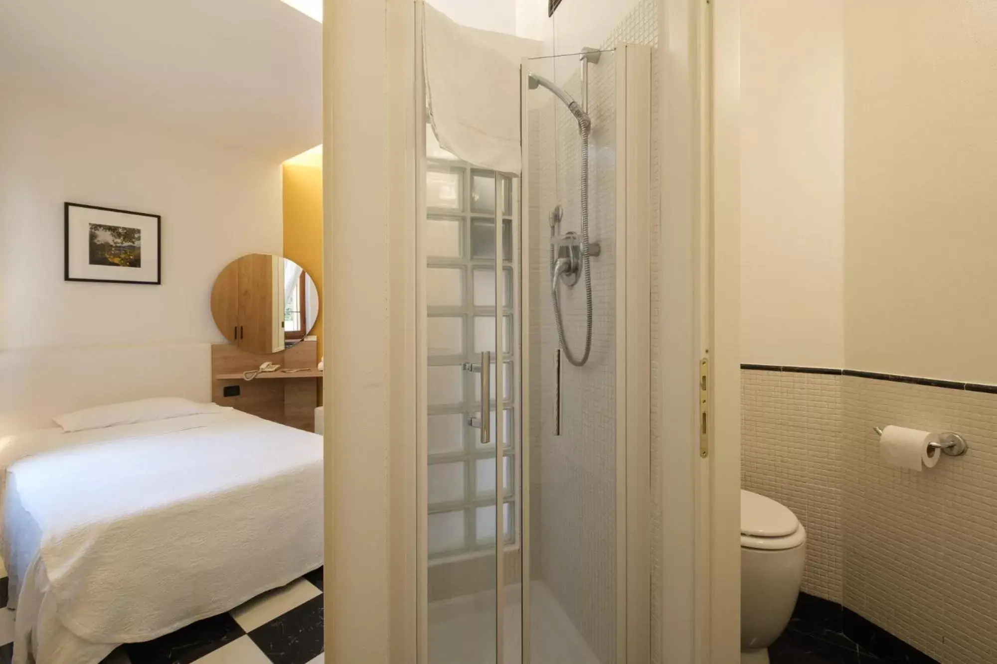 Bed, Bathroom in Hotel Ristorante Alla Vittoria