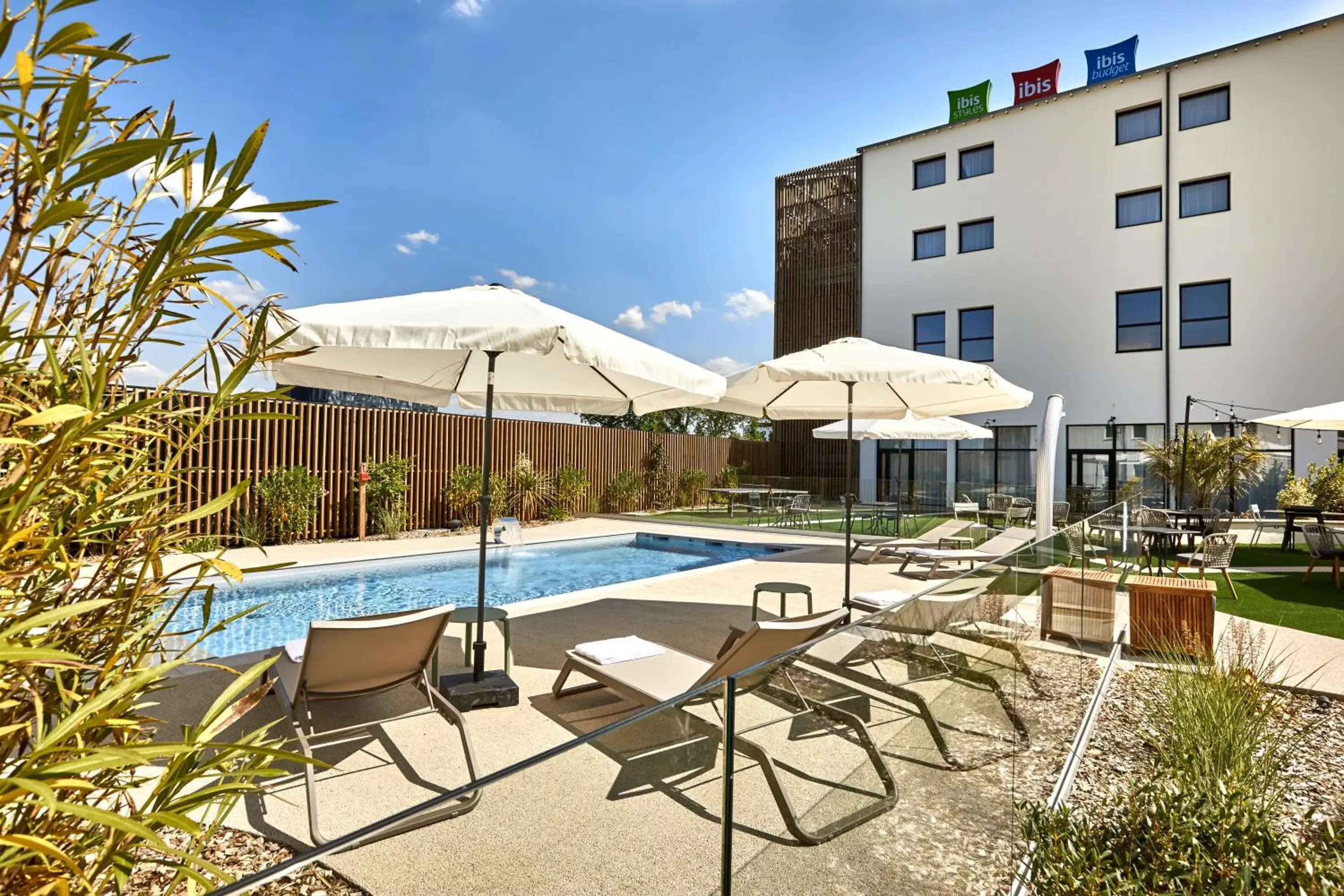 Swimming Pool in ibis Styles La Roche-sur-Yon