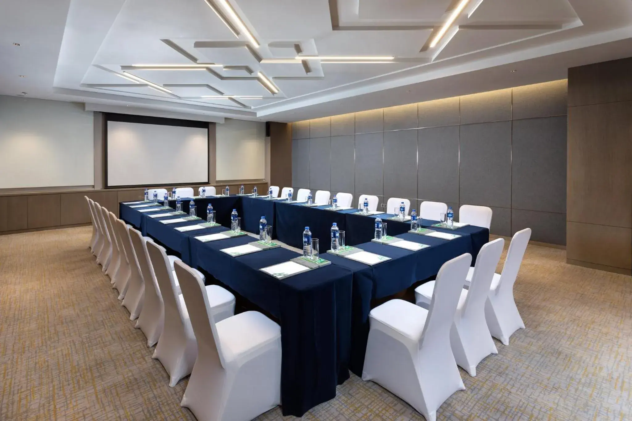 Meeting/conference room in Holiday Inn Guiyang City Center, an IHG Hotel